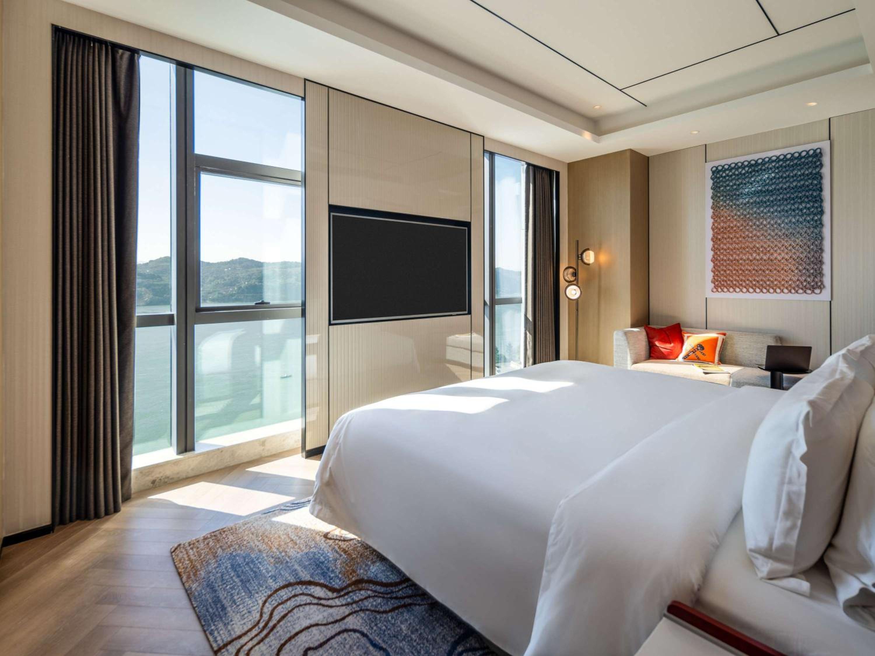 Deluxe King Suite photo 1