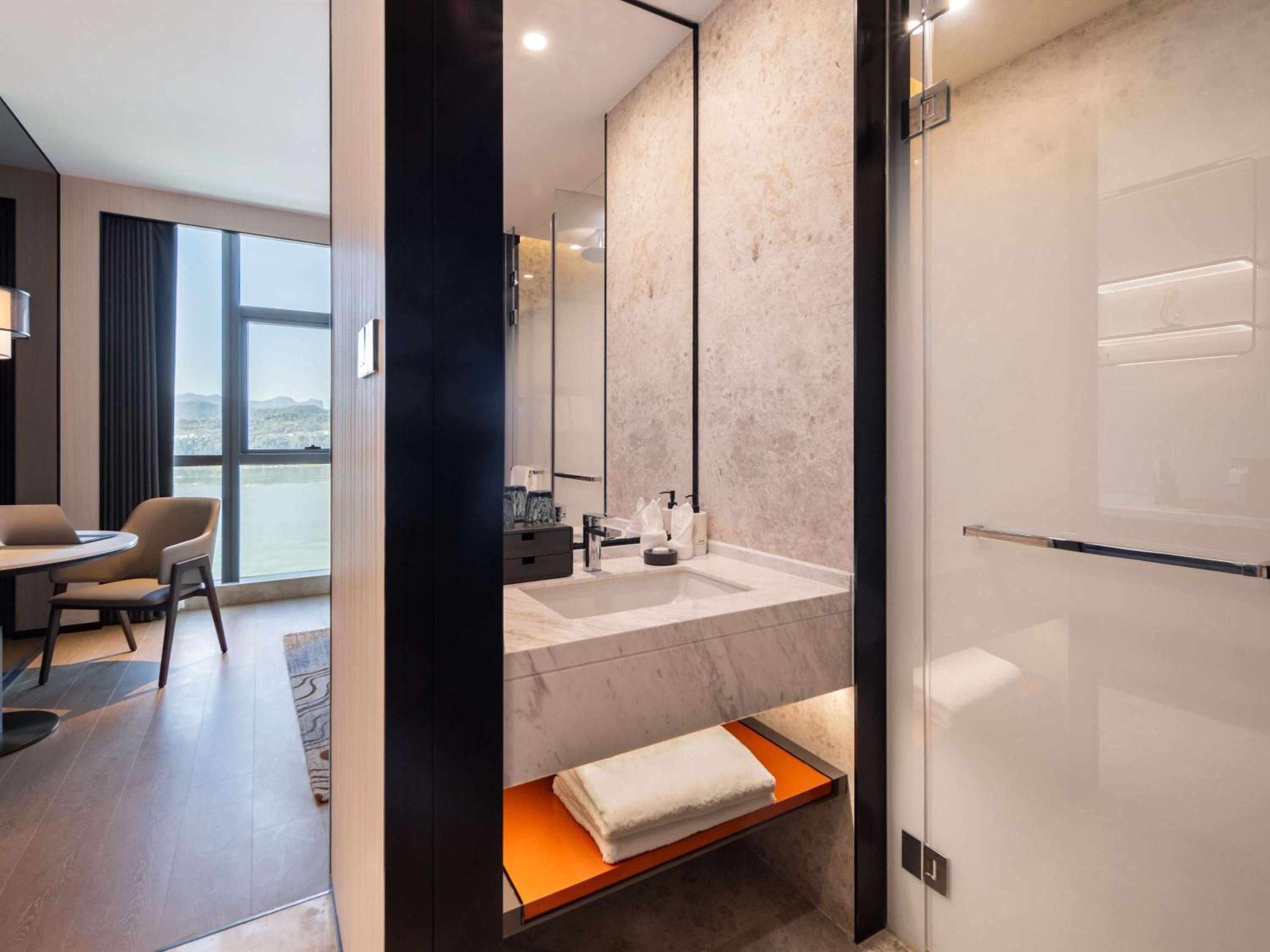 Deluxe King Room with River View photo 2
