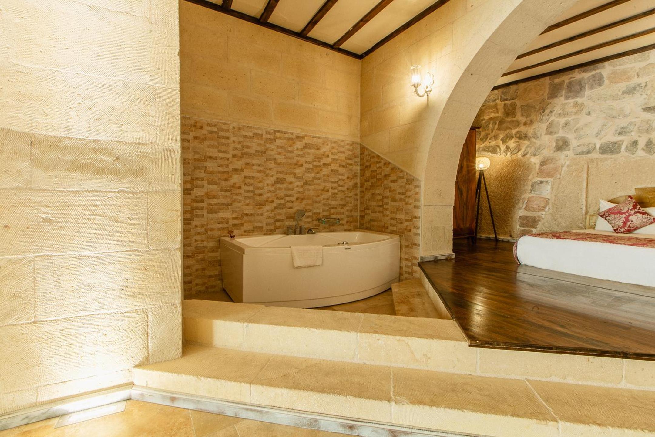 Deluxe Suite - Photo 7