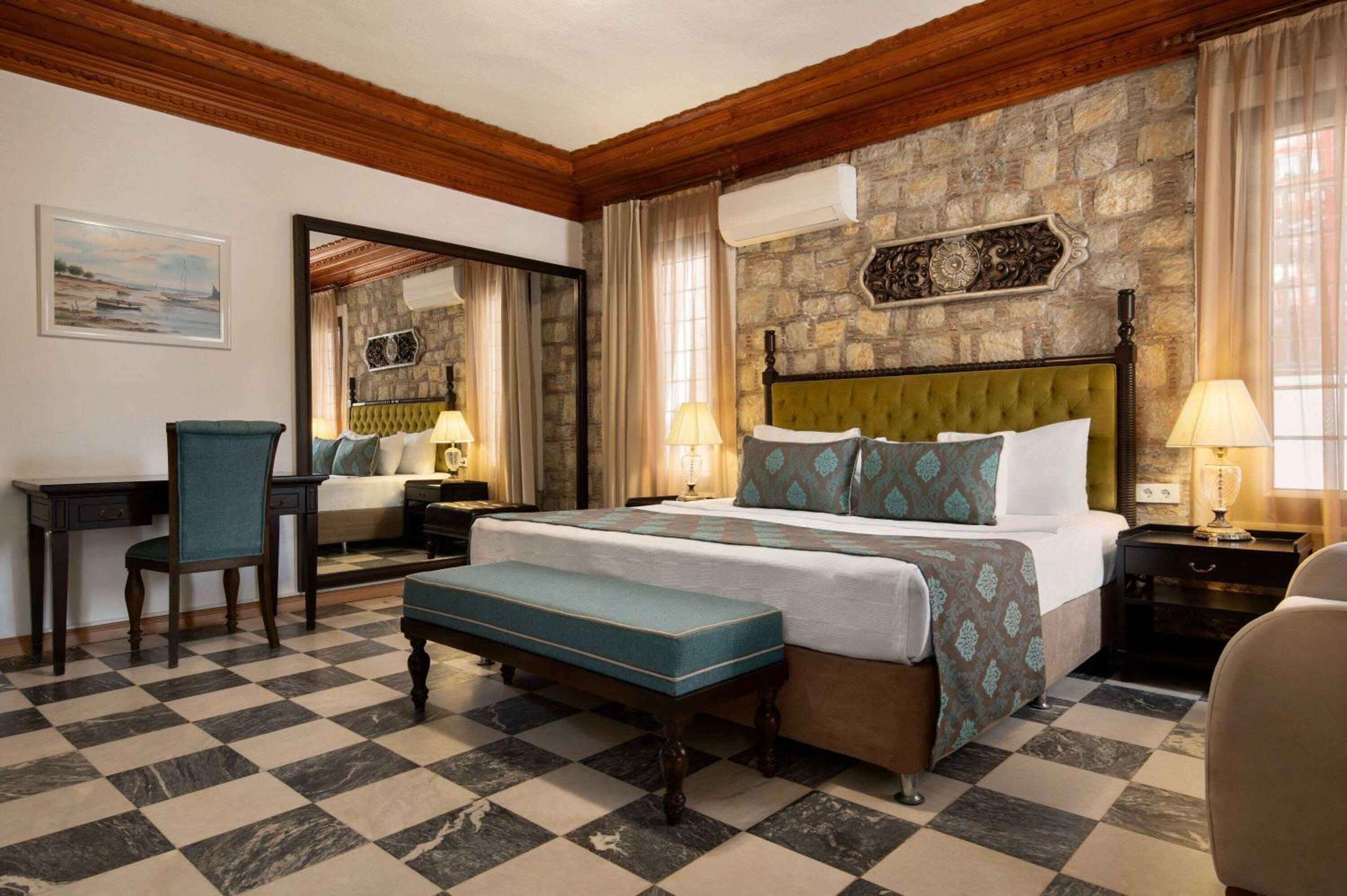 Queen Room - Mobility Accessible photo 1