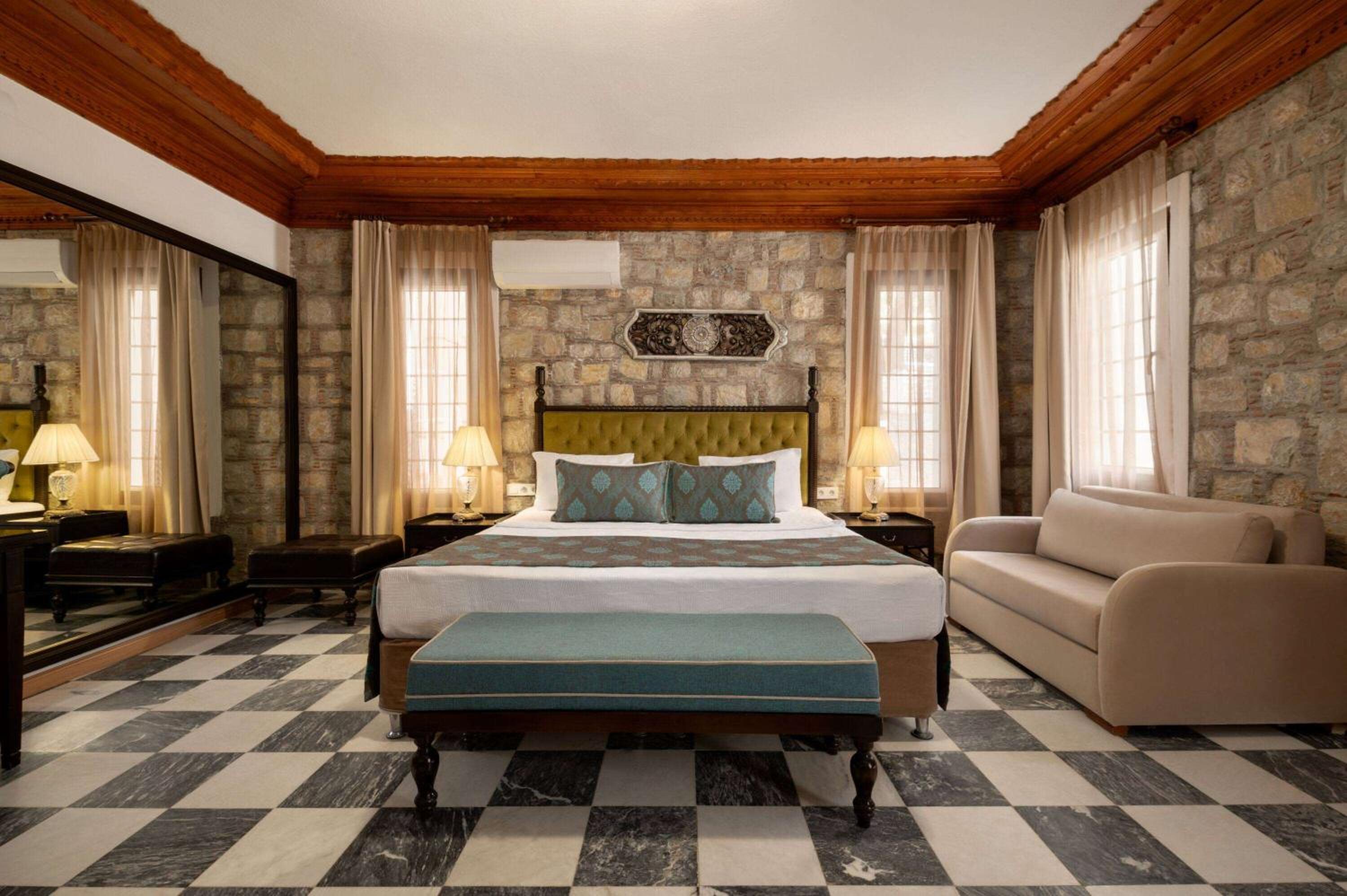 Queen Room - Mobility Accessible photo 2