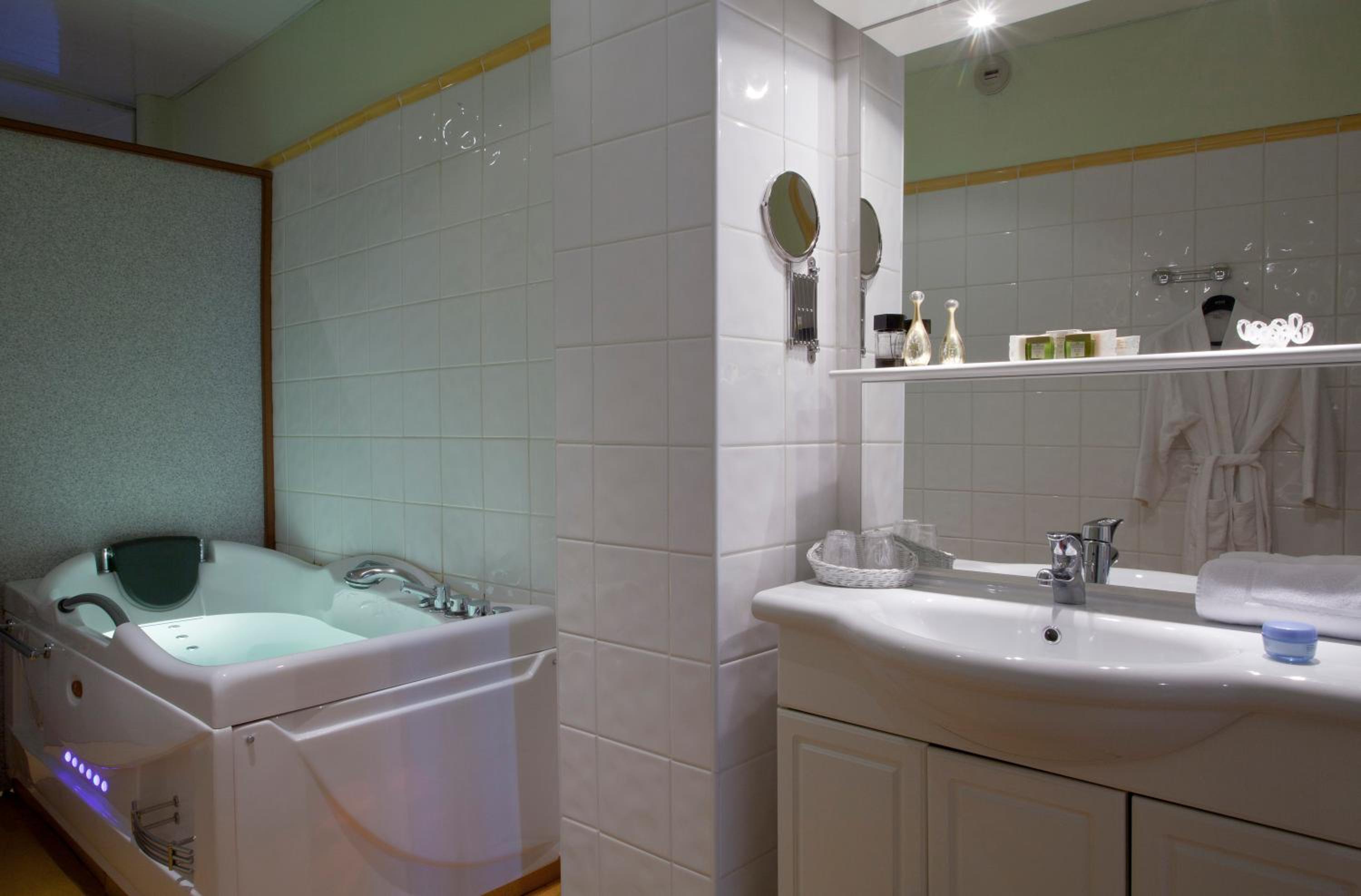 Large Twin Room with bath - Photo 2