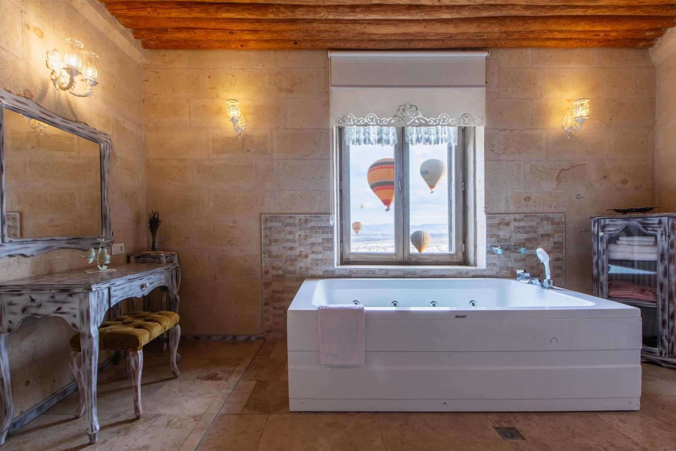 Deluxe Suite - Photo 11