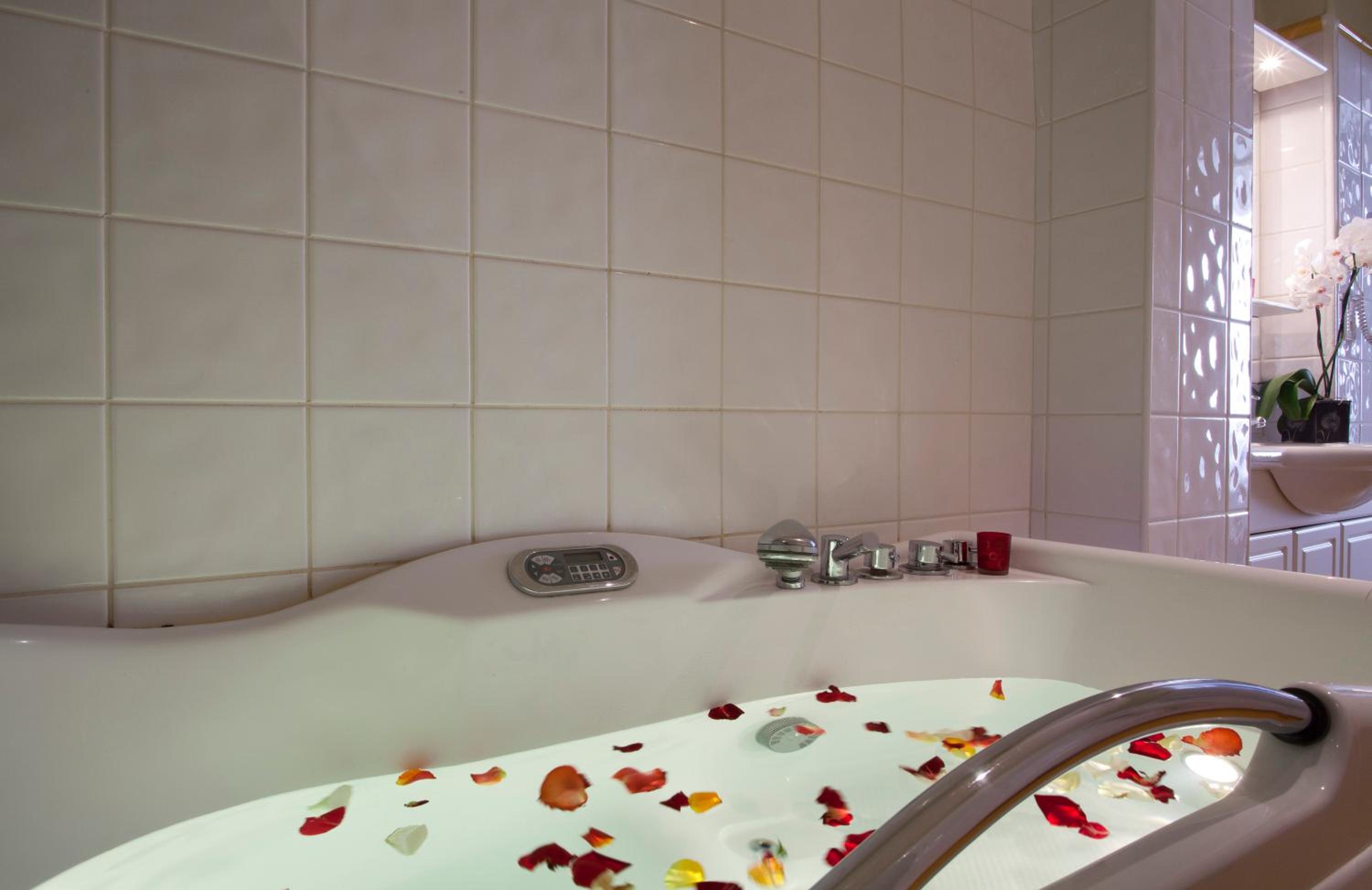 Large Twin Room with bath - Photo 3