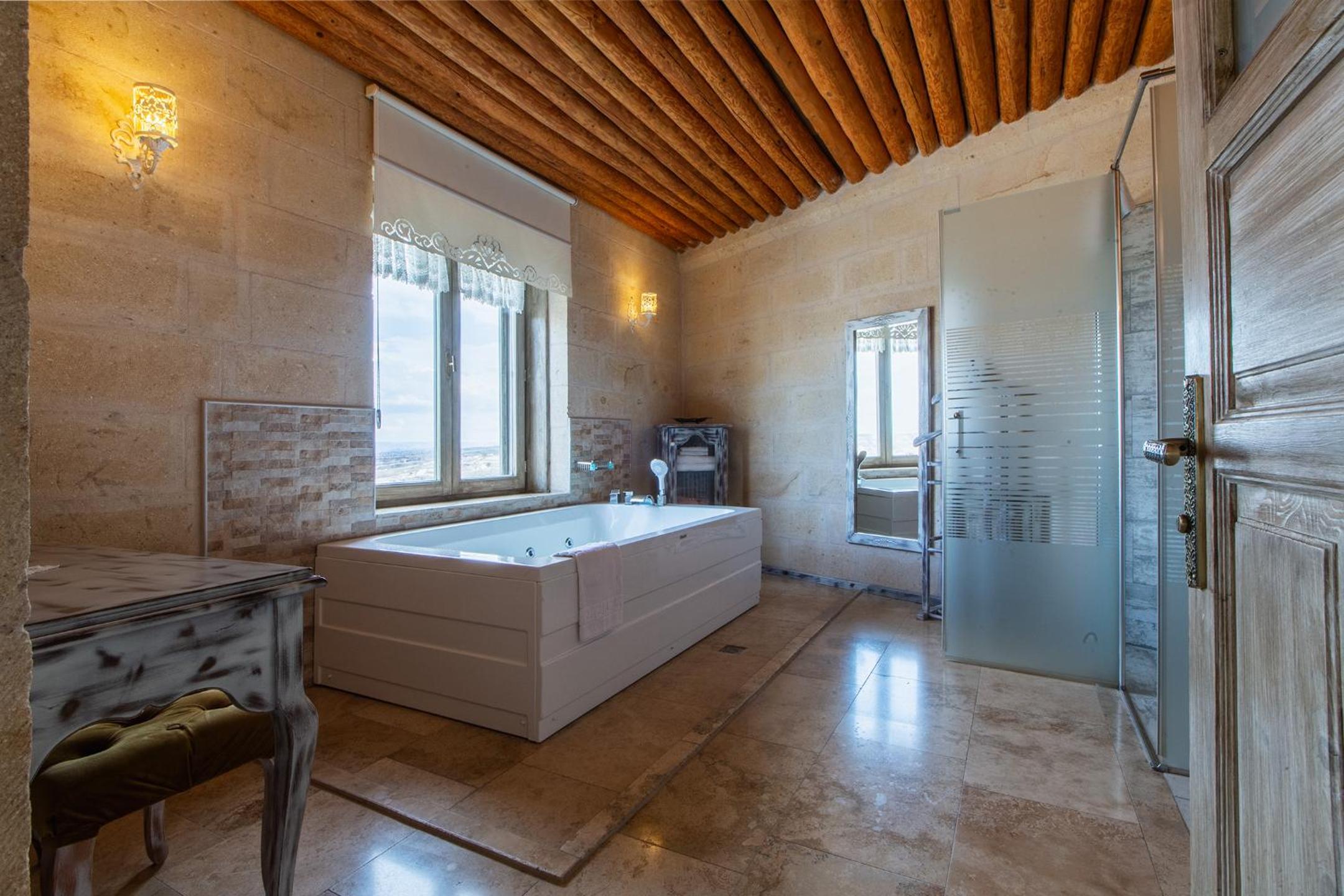 Deluxe Suite - Photo 12