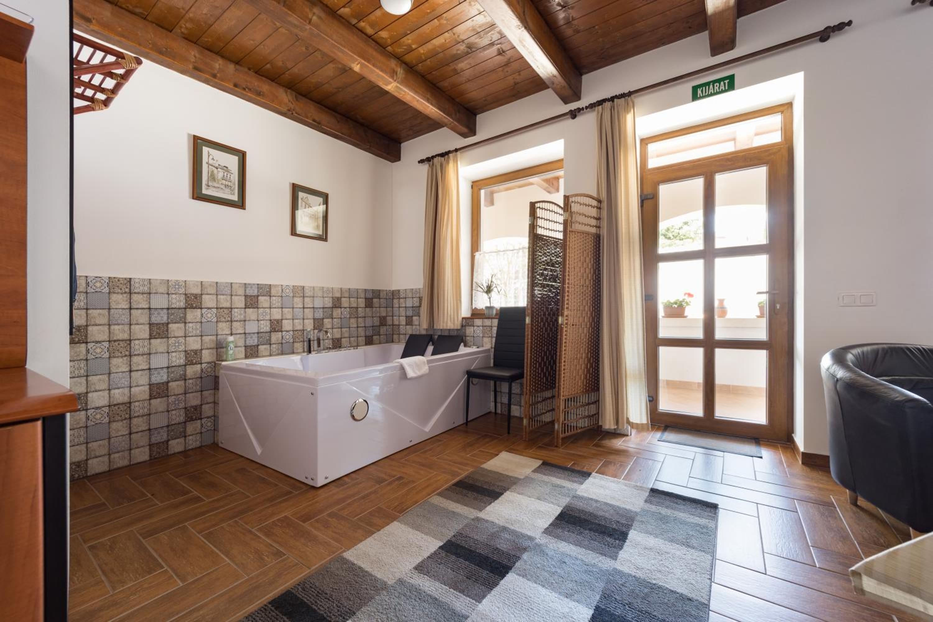 Studio with Spa Bath - Photo 2