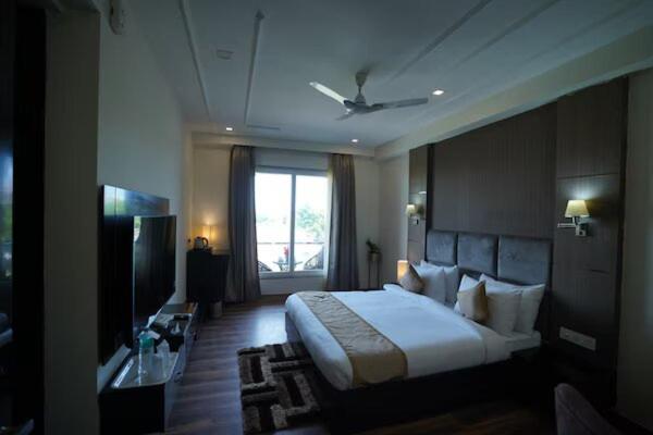 Deluxe Double Room with Balcony photo 1