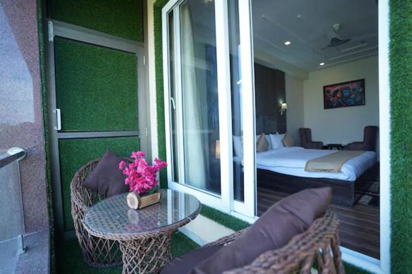 Deluxe Double Room with Balcony photo 3