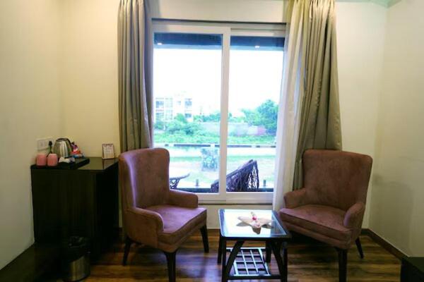 Deluxe Double Room with Balcony photo 2