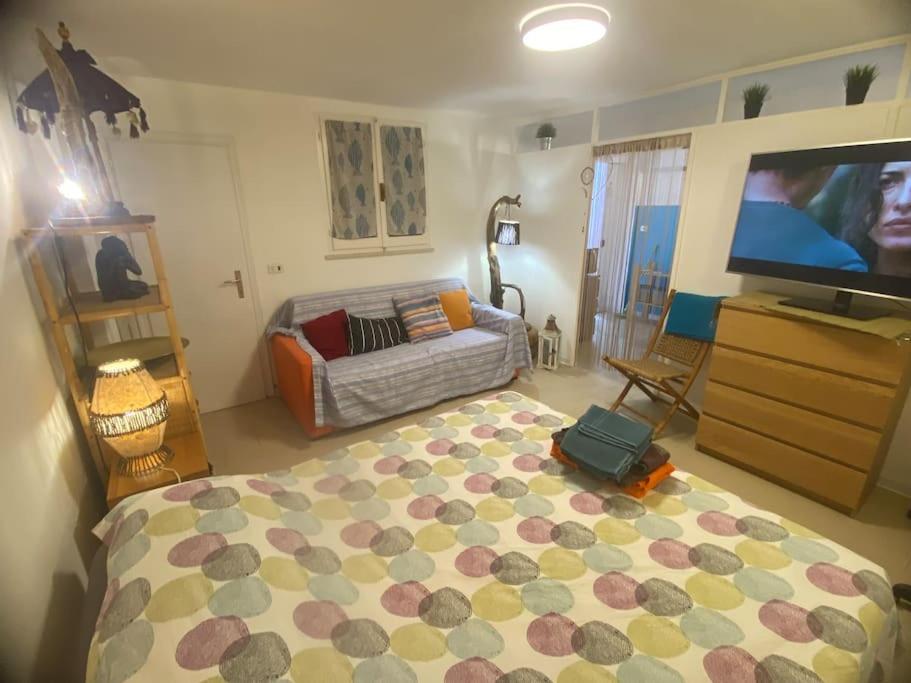 One-Bedroom Apartment photo 1