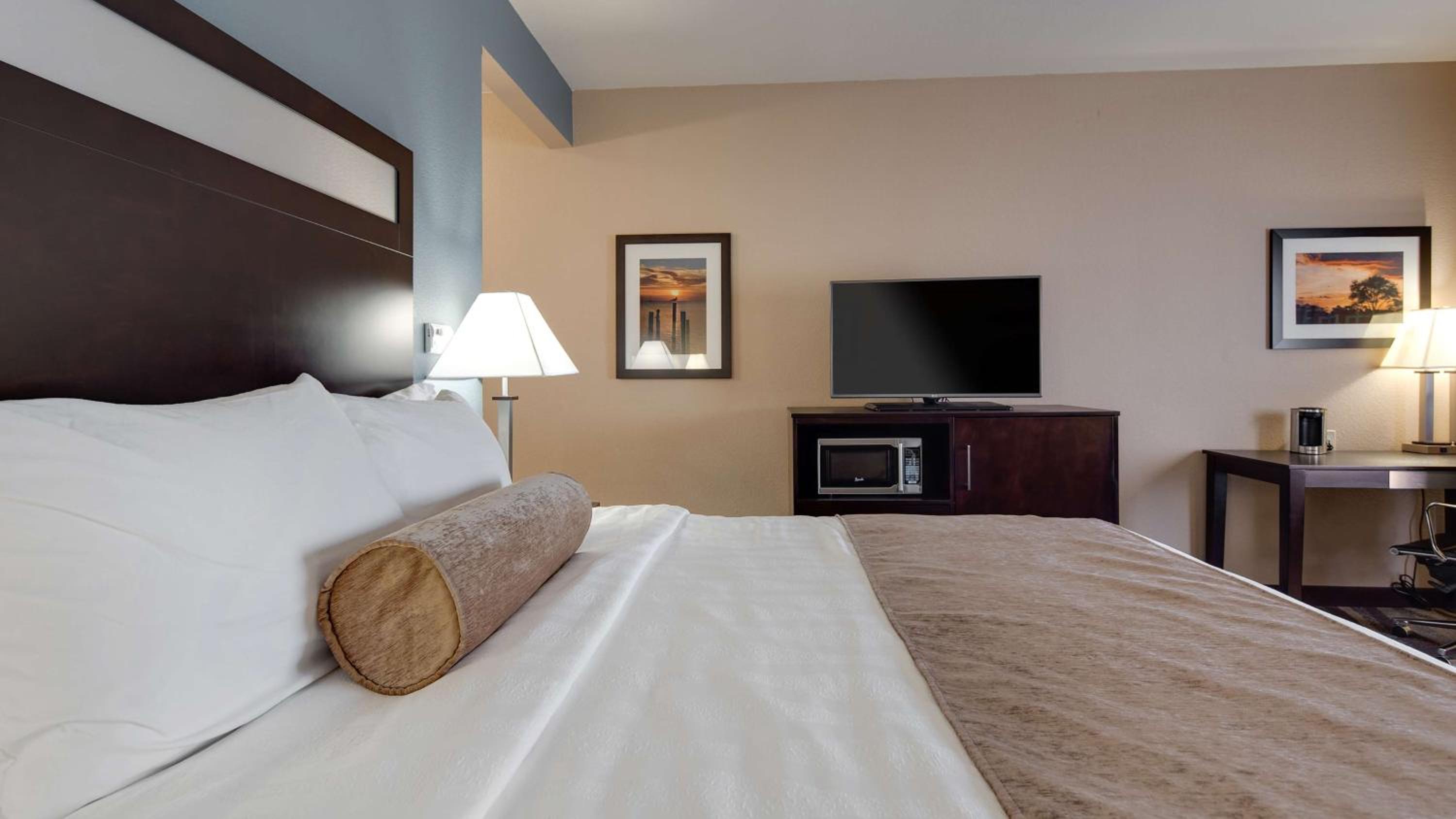 King Room With Mobility Accessible Tub And Sofa Bed