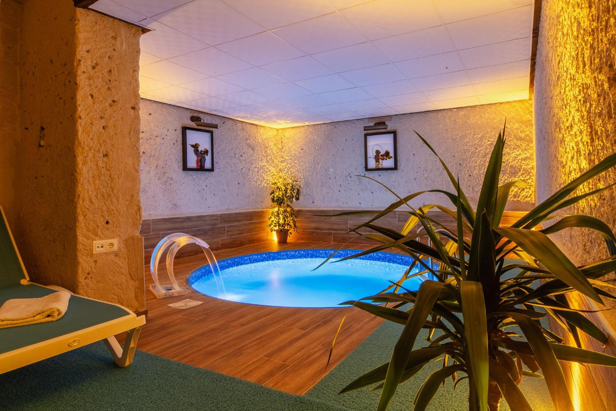 Suite with Private Pool - Photo 8
