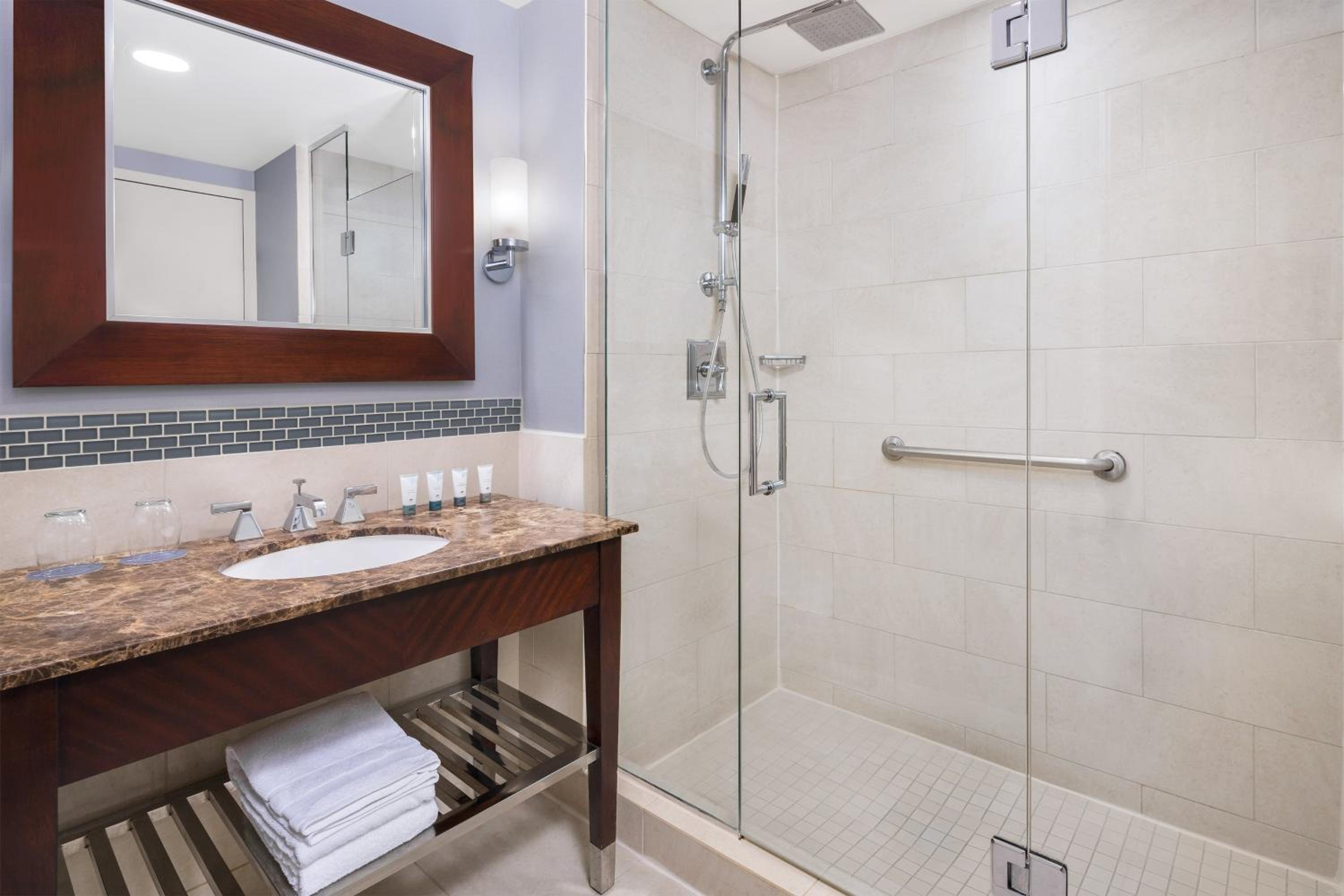 Guest room, 1 King, City view - Photo 2