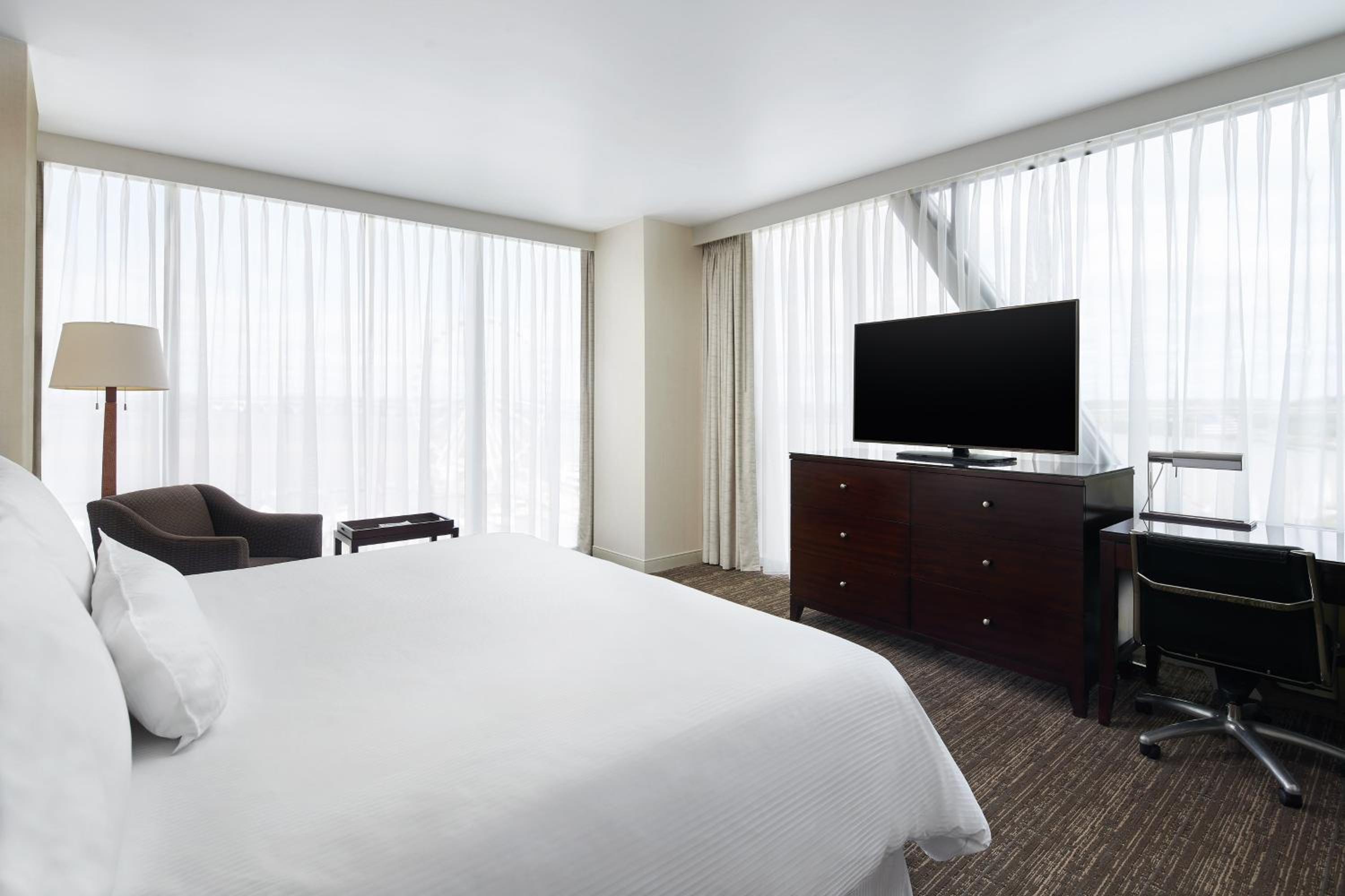 One-Bedroom King Suite with River view - Photo 2
