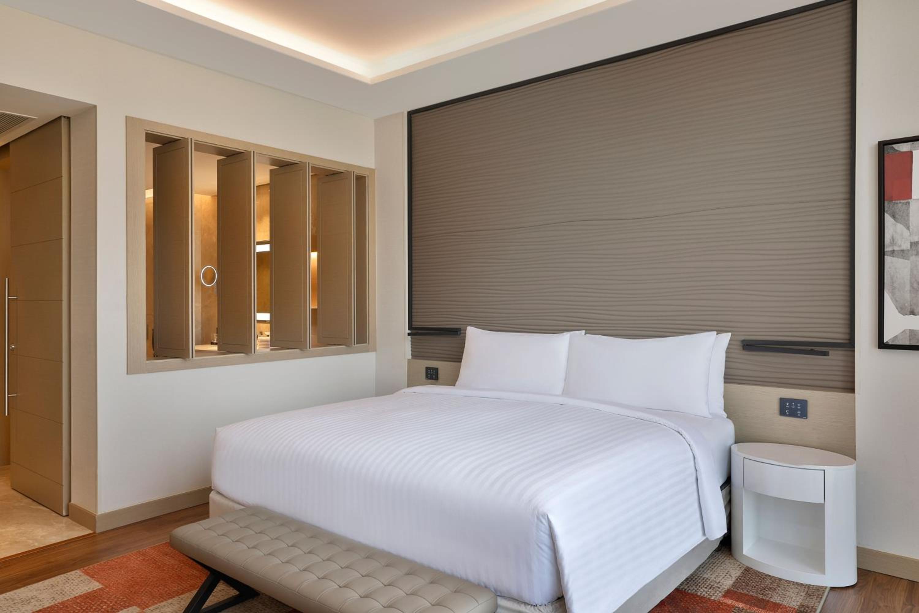 Premier King Room with City View - Photo 3
