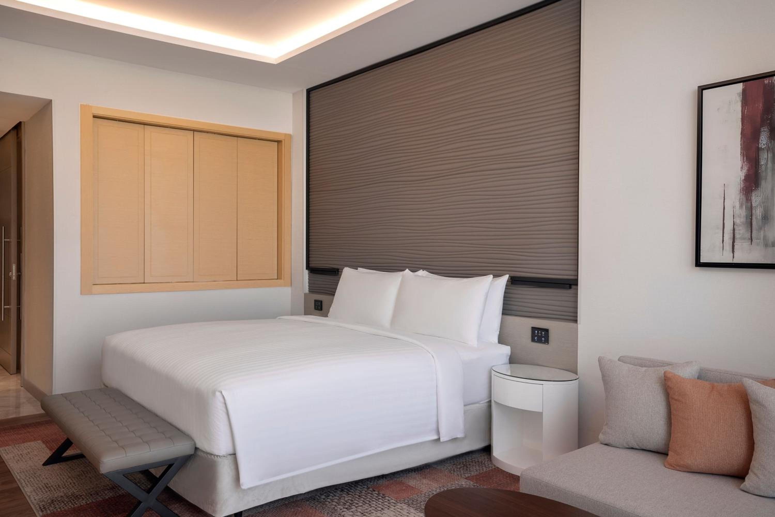 Grand Premier King Room with City View - Photo 2