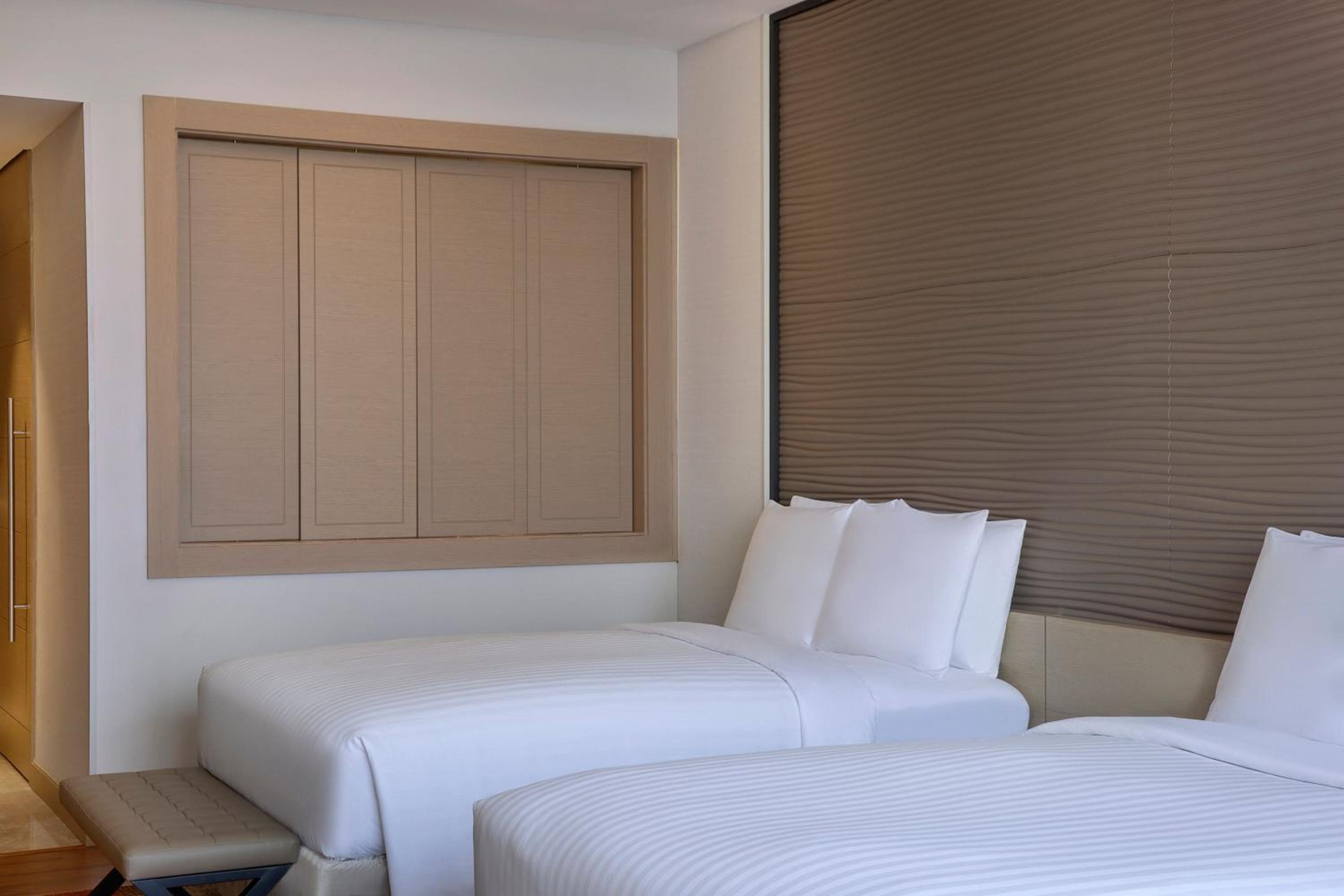Grand Premier Double Room with Two Double Beds and City View - Photo 2