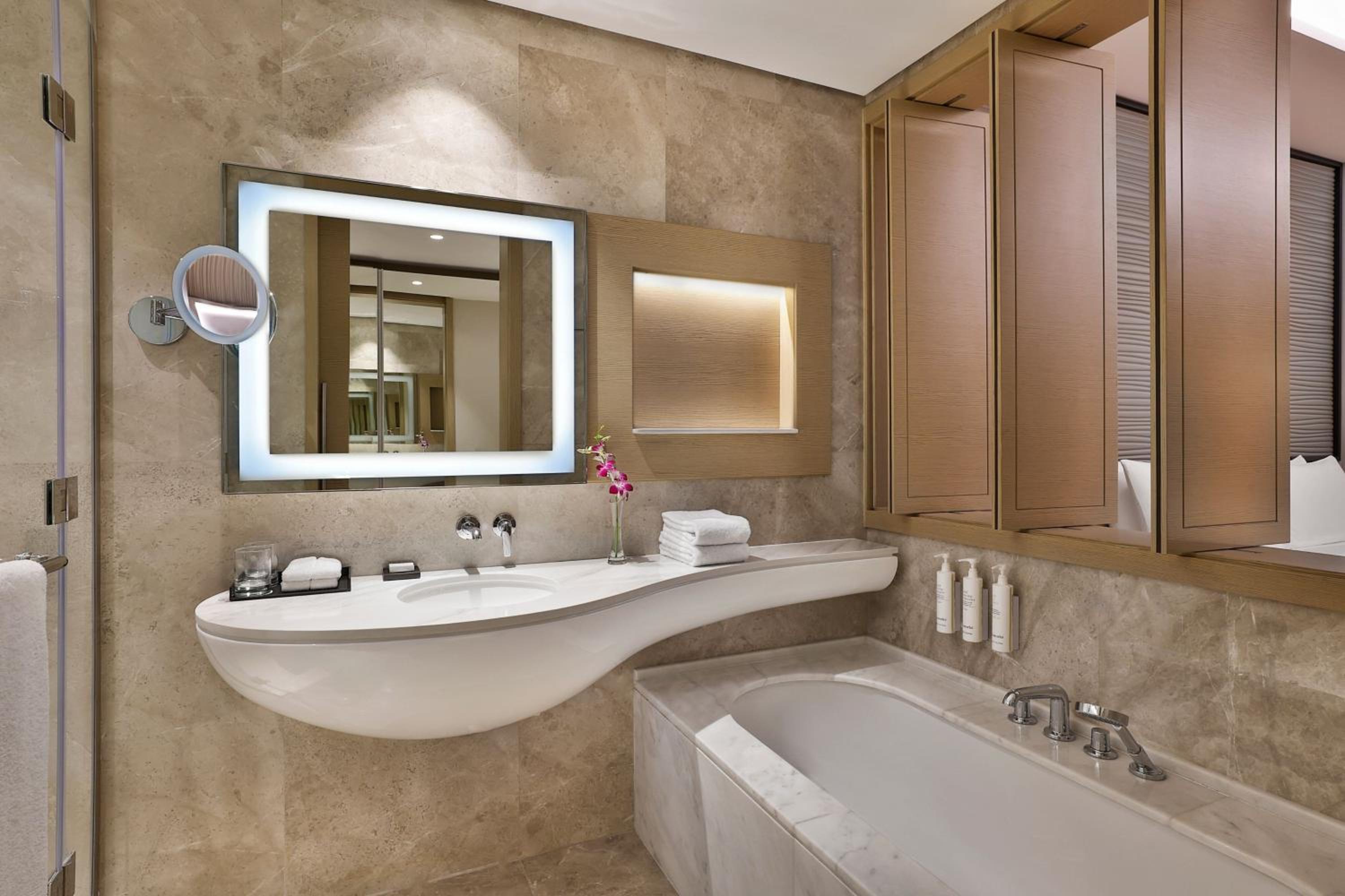 Grand Premier King Room with City View - Photo 6