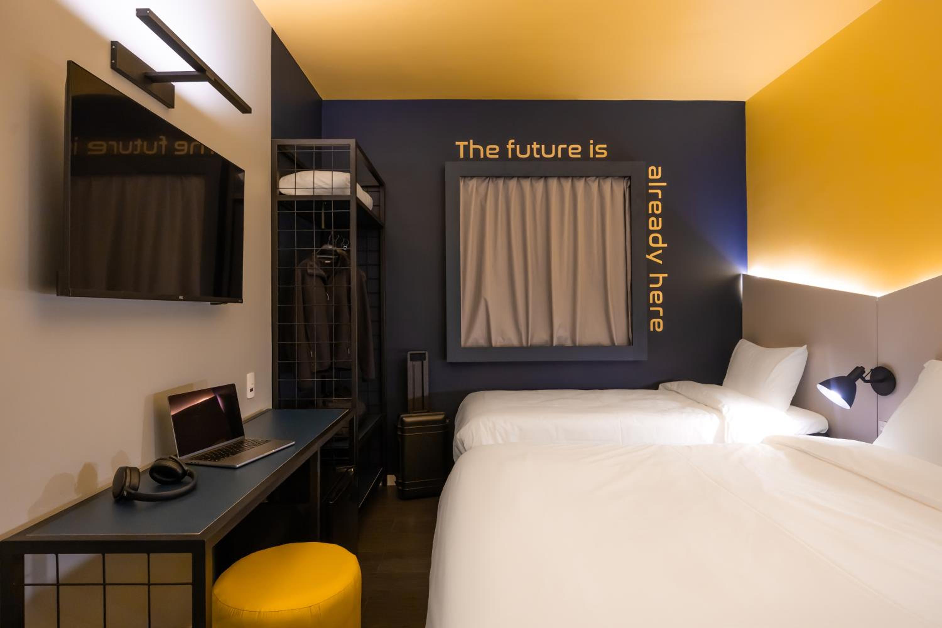 Standard Room with One Double Bed and One Single Bed photo 2