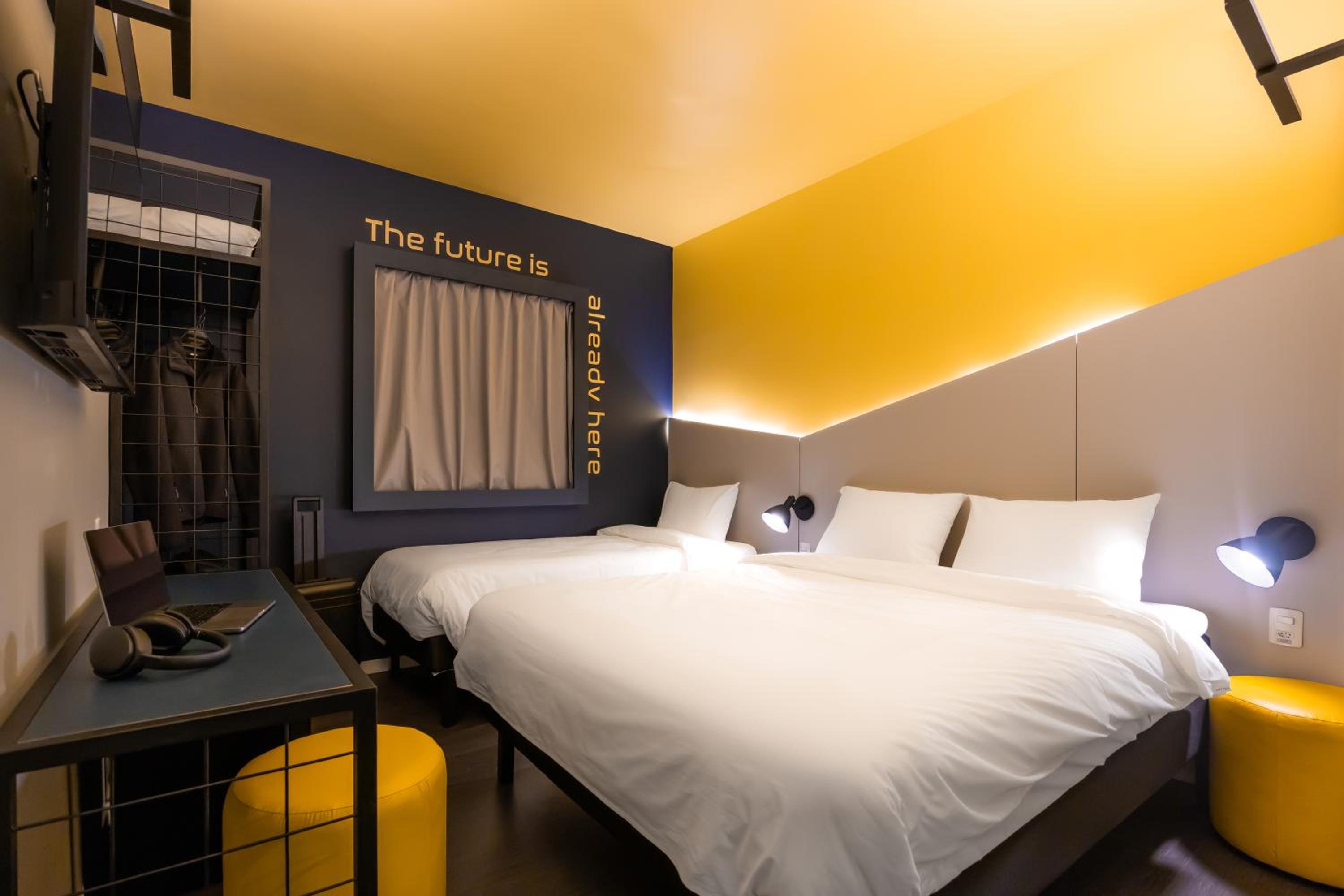 Standard Room with One Double Bed and One Single Bed photo 3