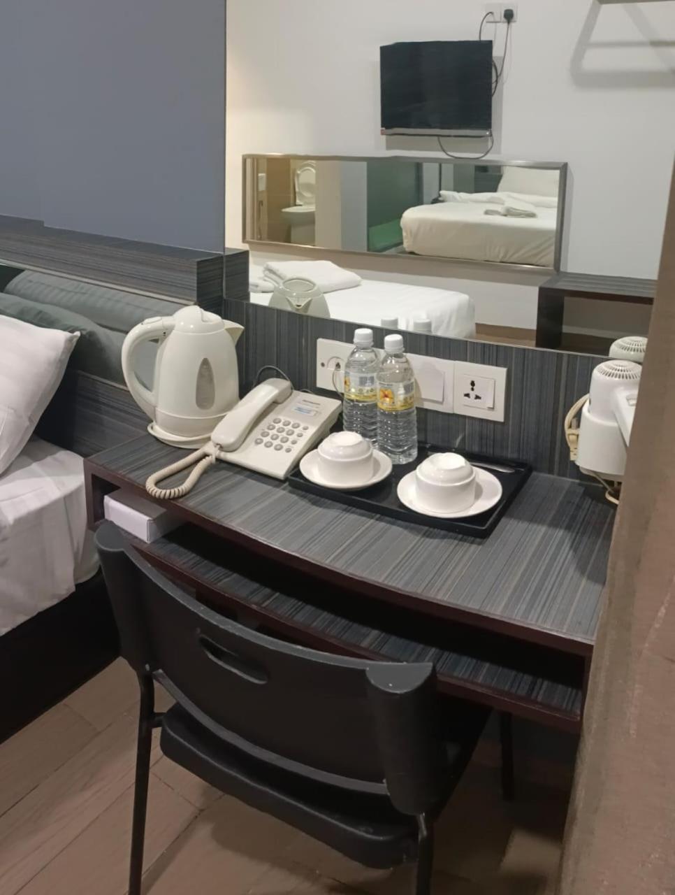 Standard Queen Room photo 3