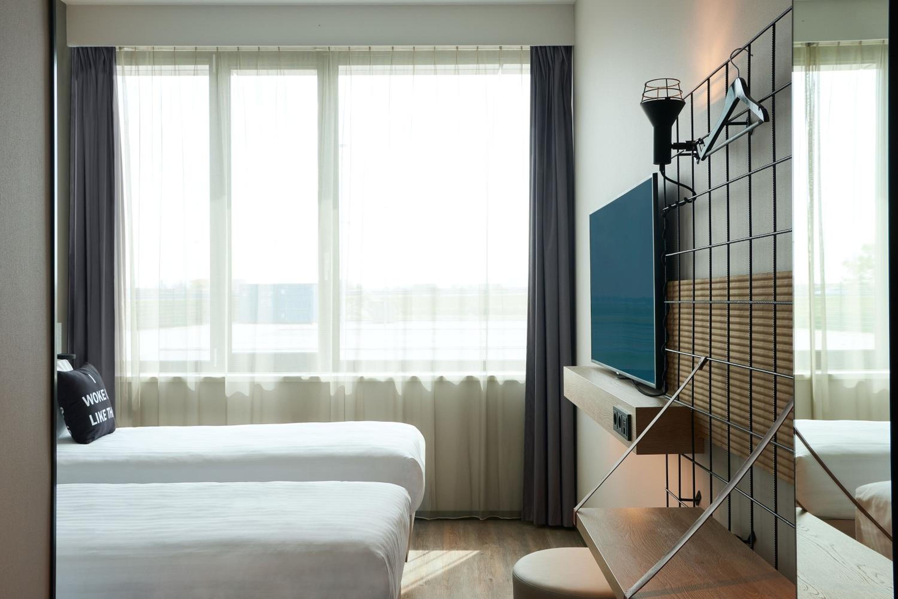 Moxy Twin Room - Photo 2