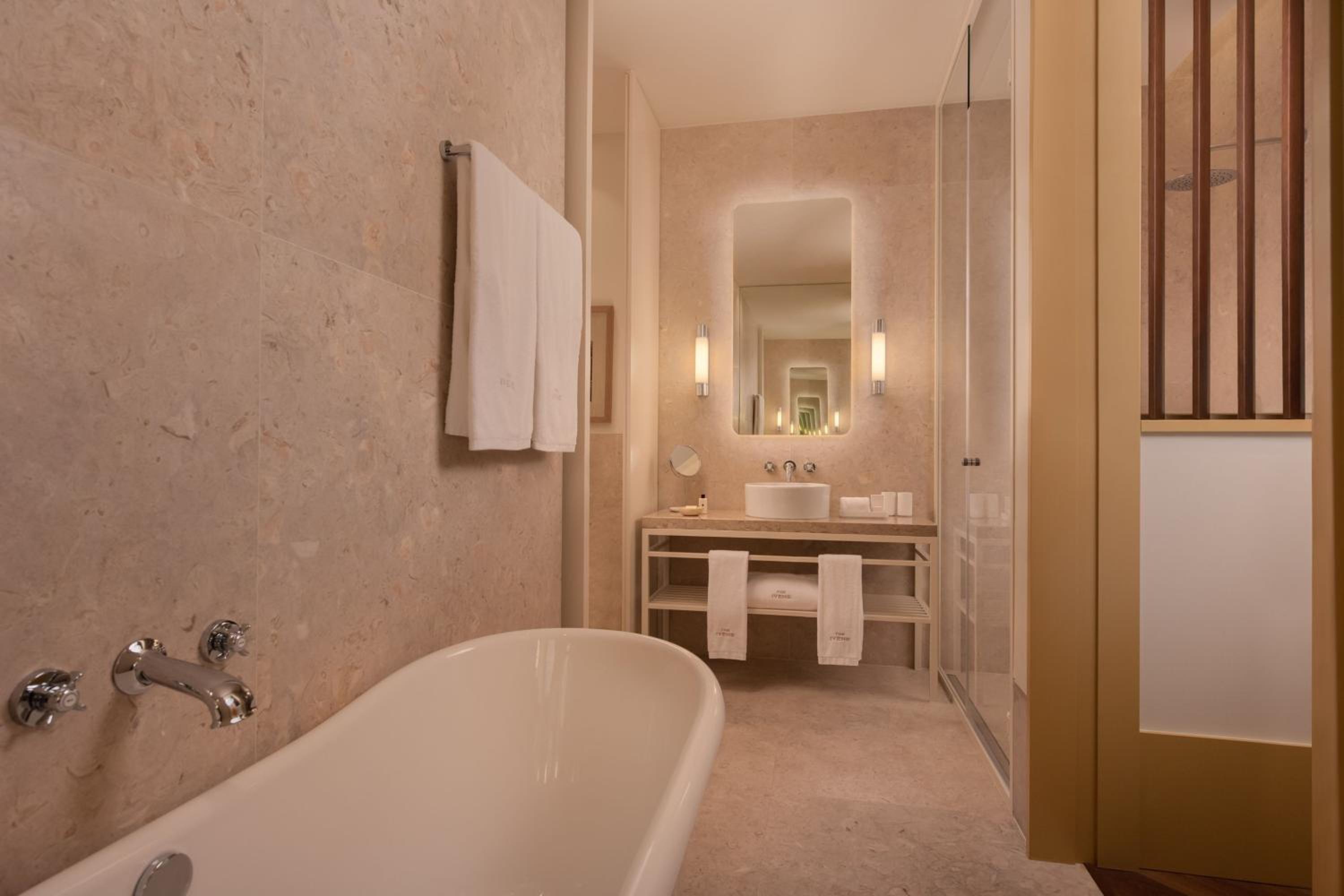 Superior Guest room with 1 King, Courtyard view