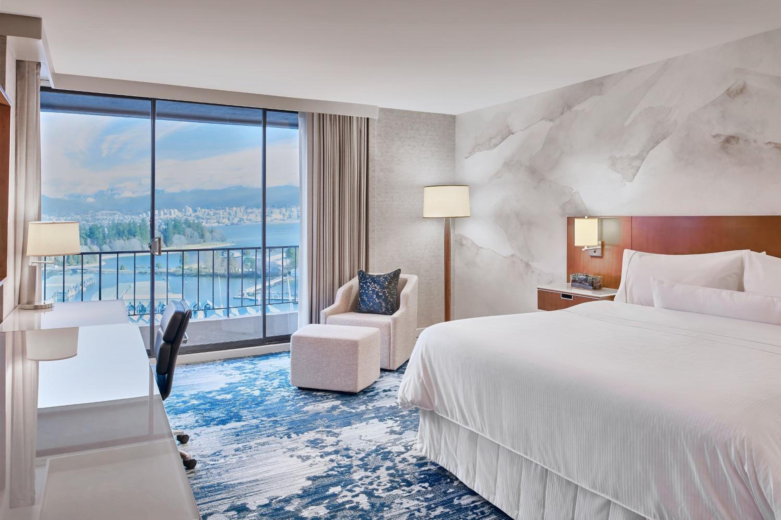 Panoramic 1 Bedroom Suite, 1 King, Sofa Bed, Harbor & Mountain View - Photo 2