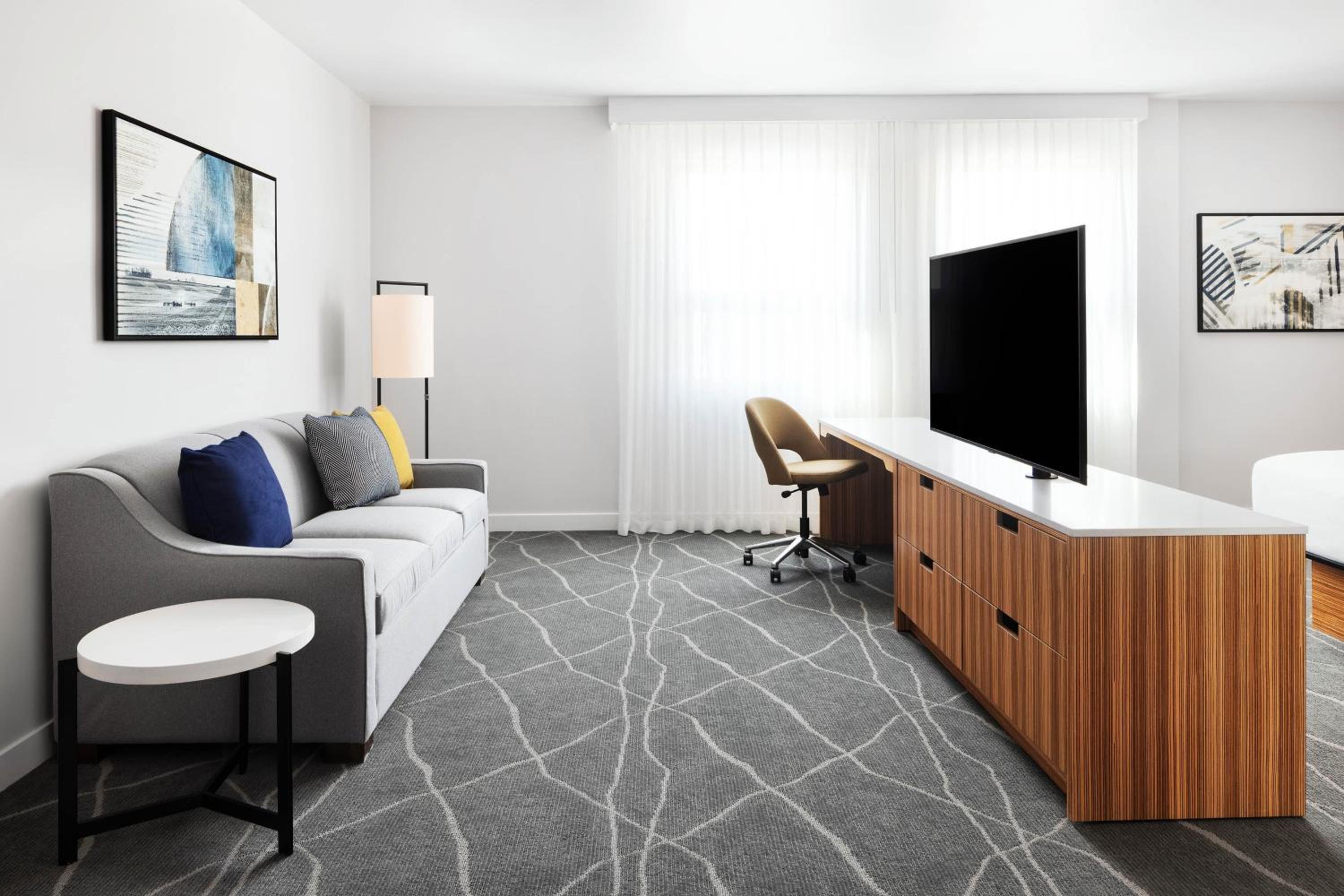 Deluxe King Room with Sofa Bed - Photo 5