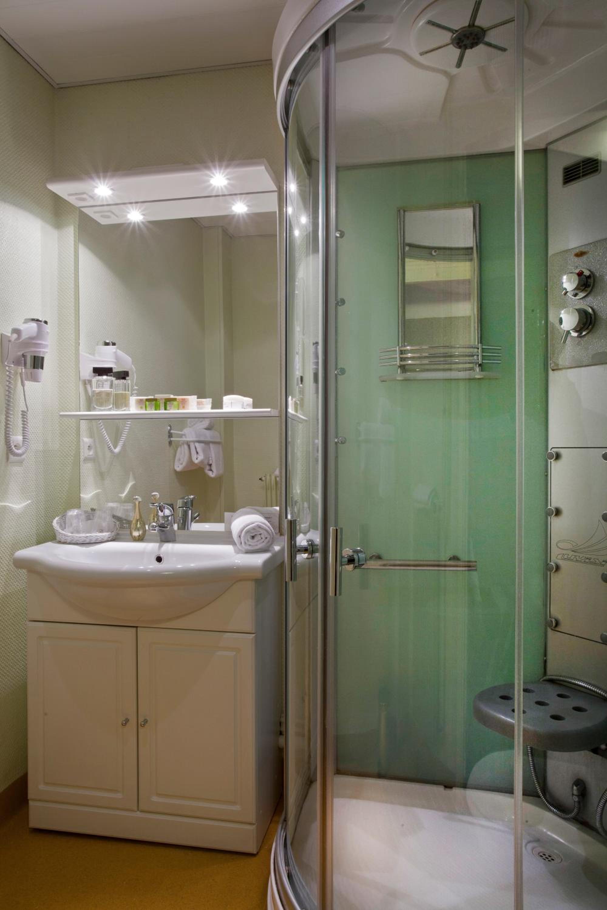Large Twin Room with shower - Photo 2