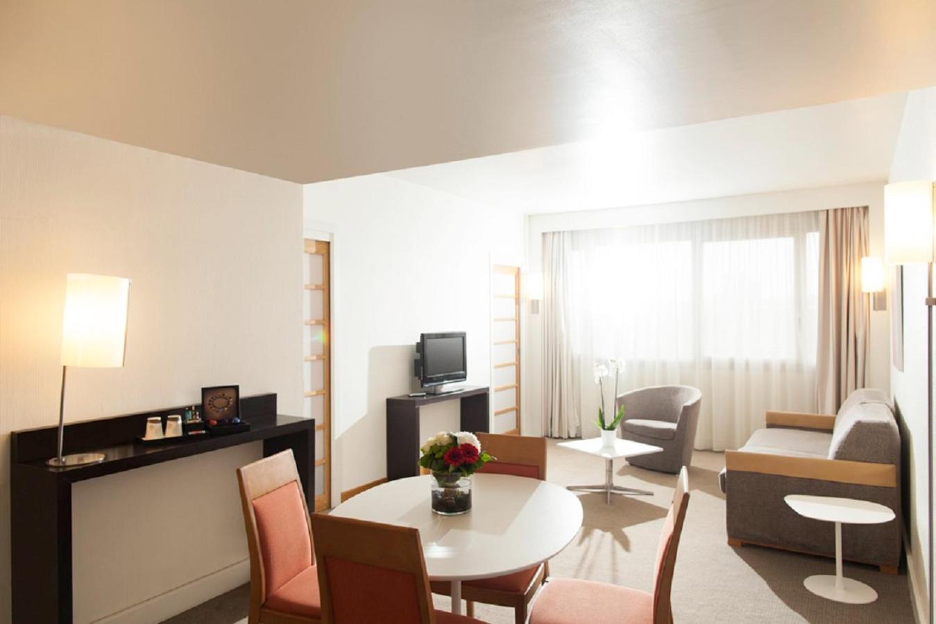 Superior King Suite with Double Sofa Bed - Photo 3