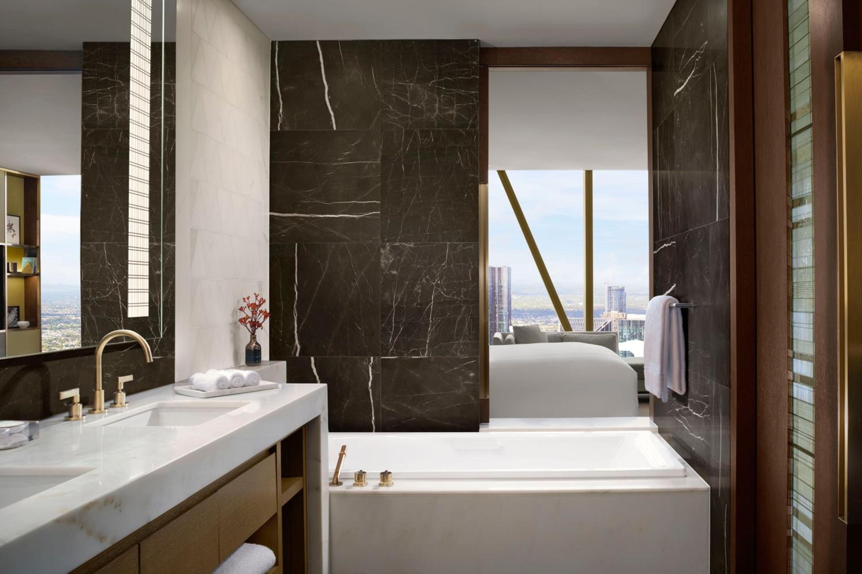 Executive Suite, Bay & City View, 1 Bedroom, 1 King Bed, Half-Board, Club Access - Photo 5