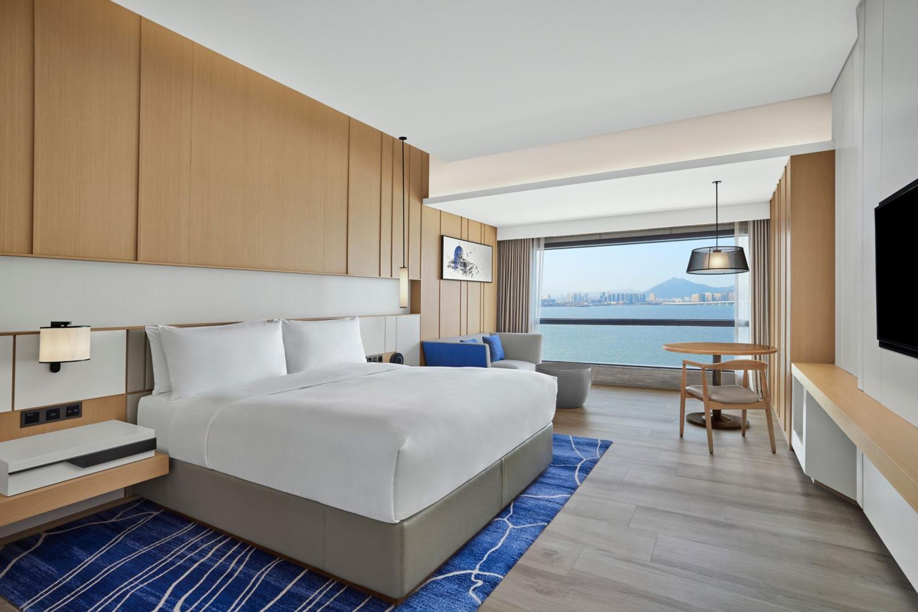 Executive King Bed Room with Sea Views - Photo 4