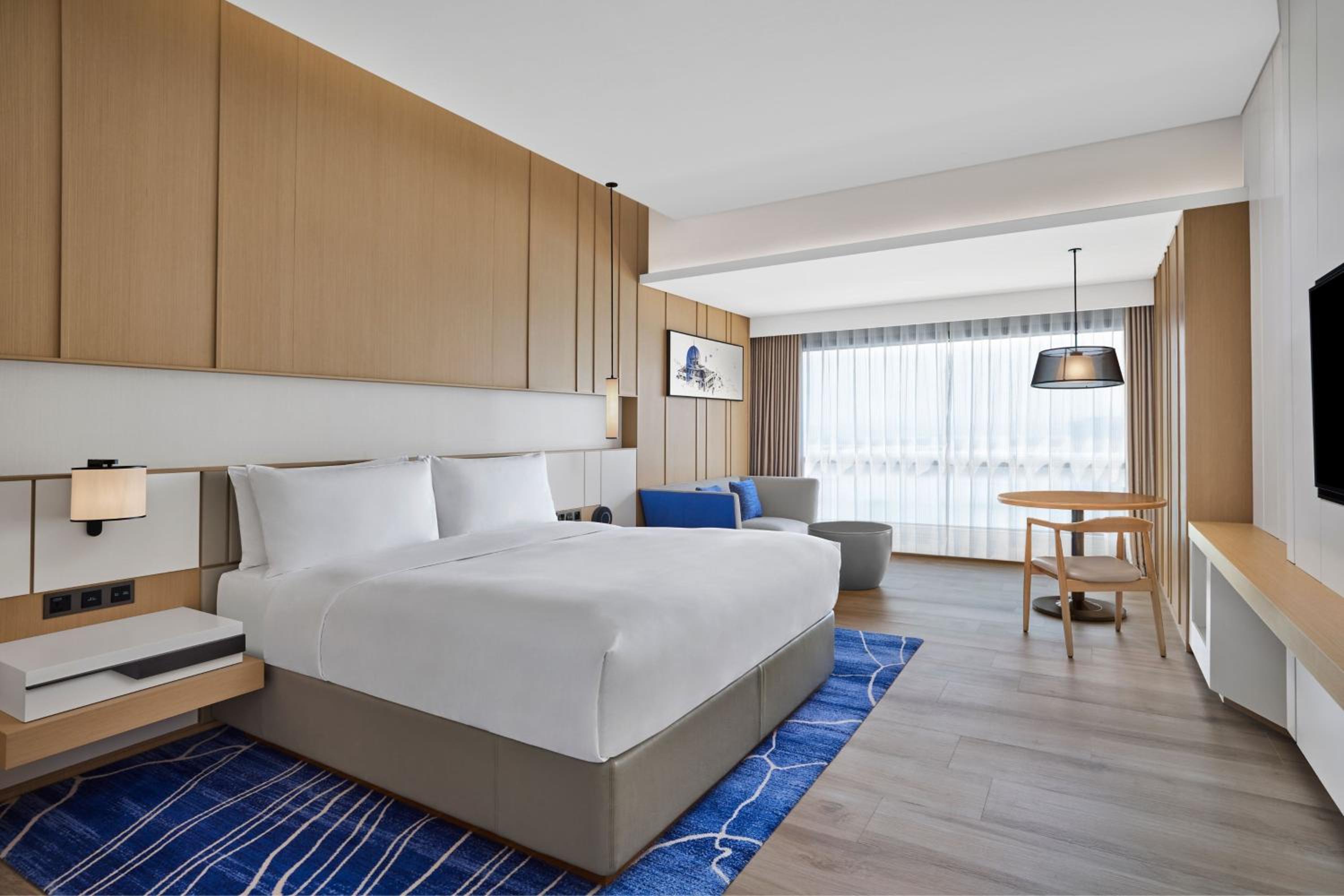 Deluxe King Bed Room with City Views - Photo 4