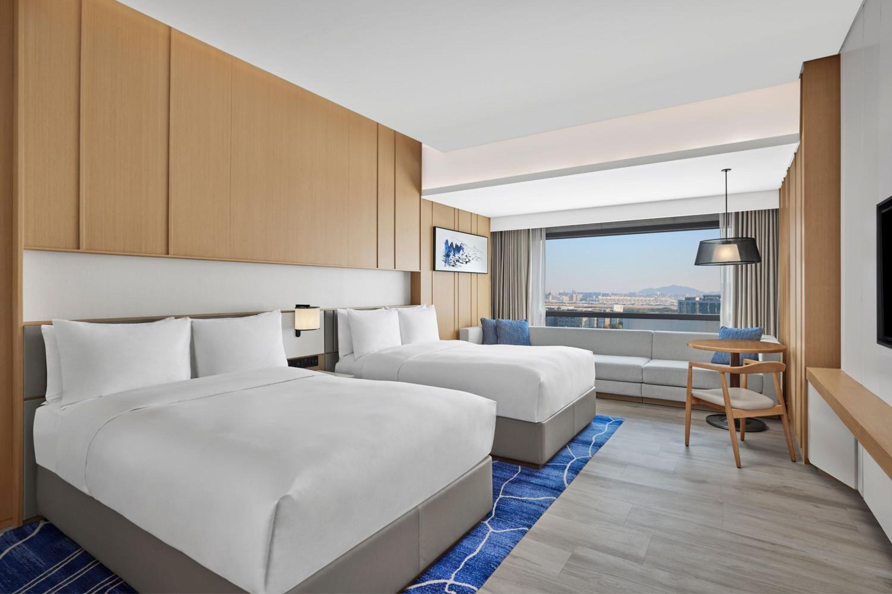 Deluxe Two Double Beds Room with City Views - Photo 5