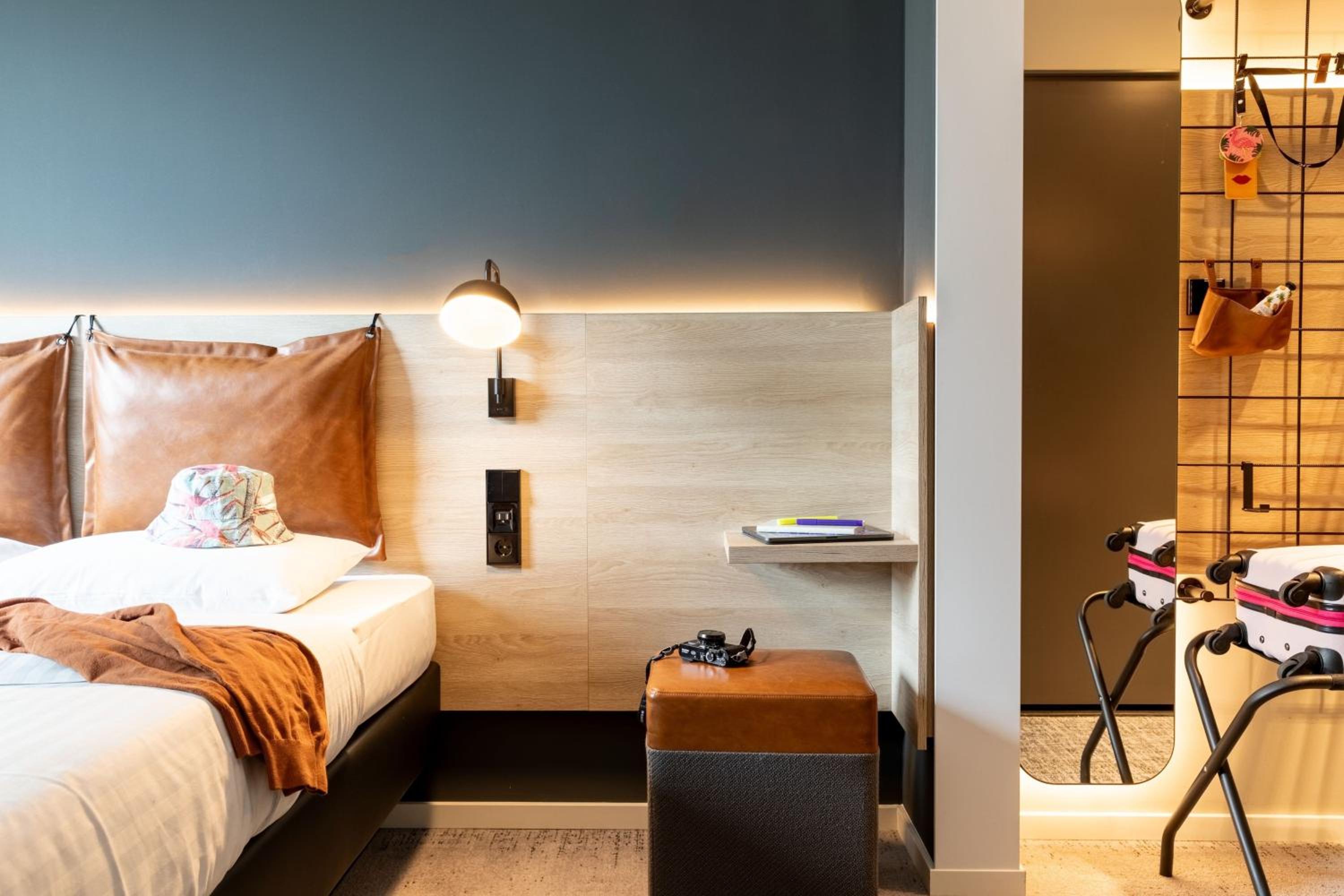 Moxy Sleeper, Guest room, 1 Queen - Photo 2