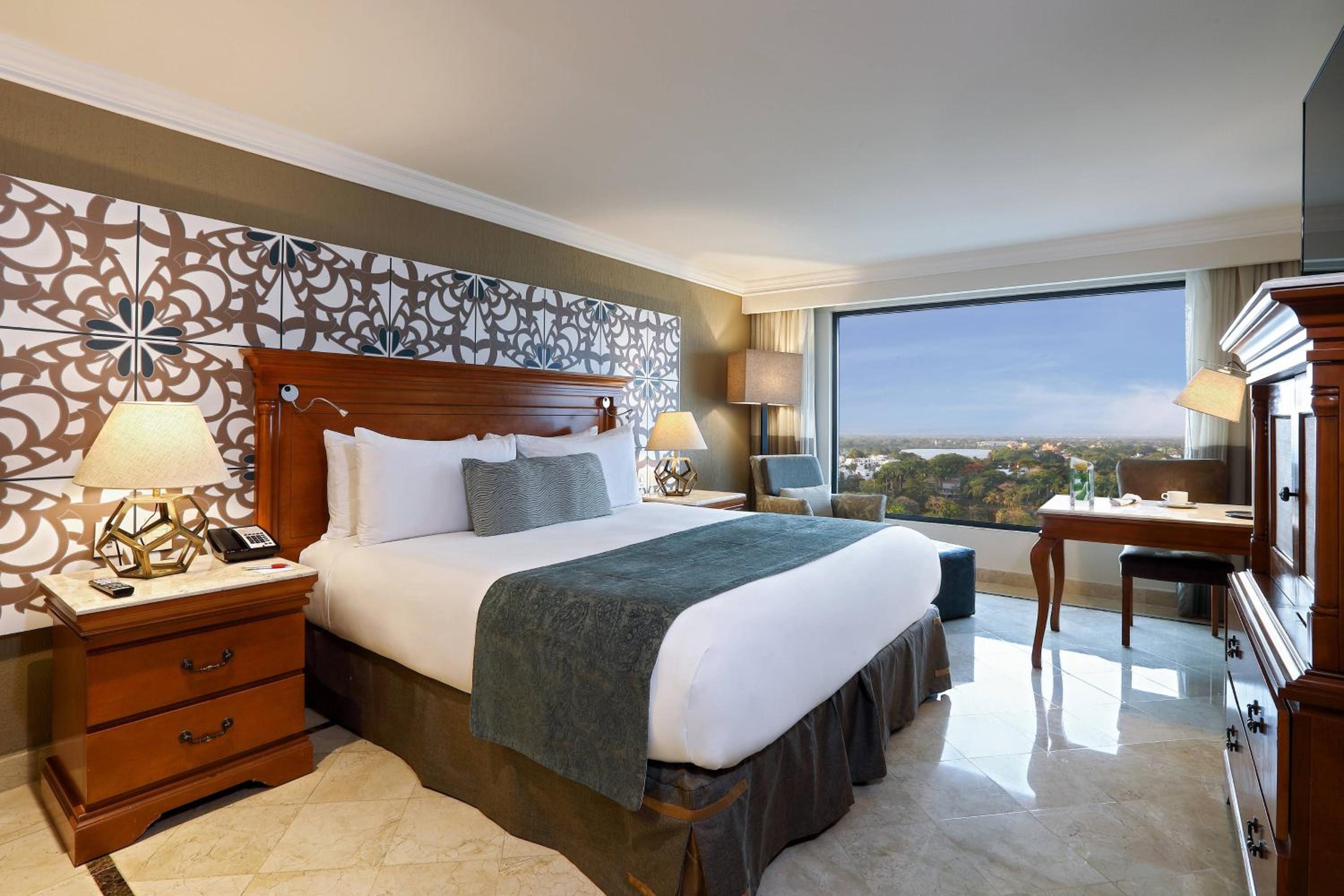 Executive Room, 1 King Bed - Photo 1