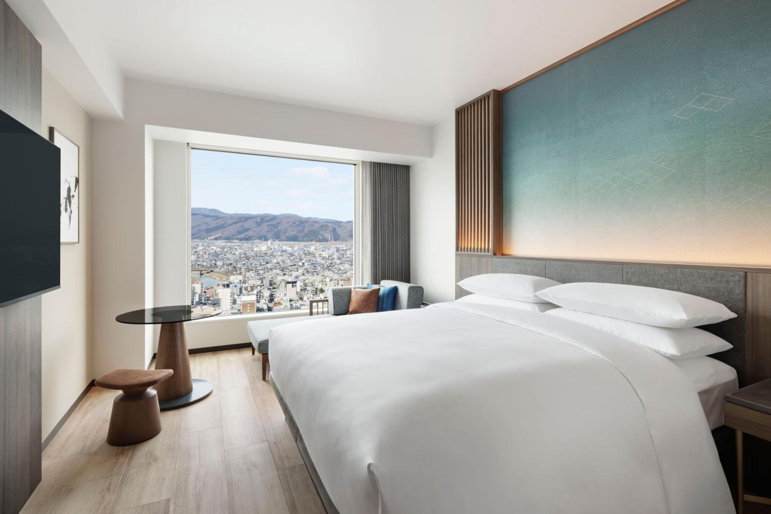 Superior King Room with City View - Photo 1