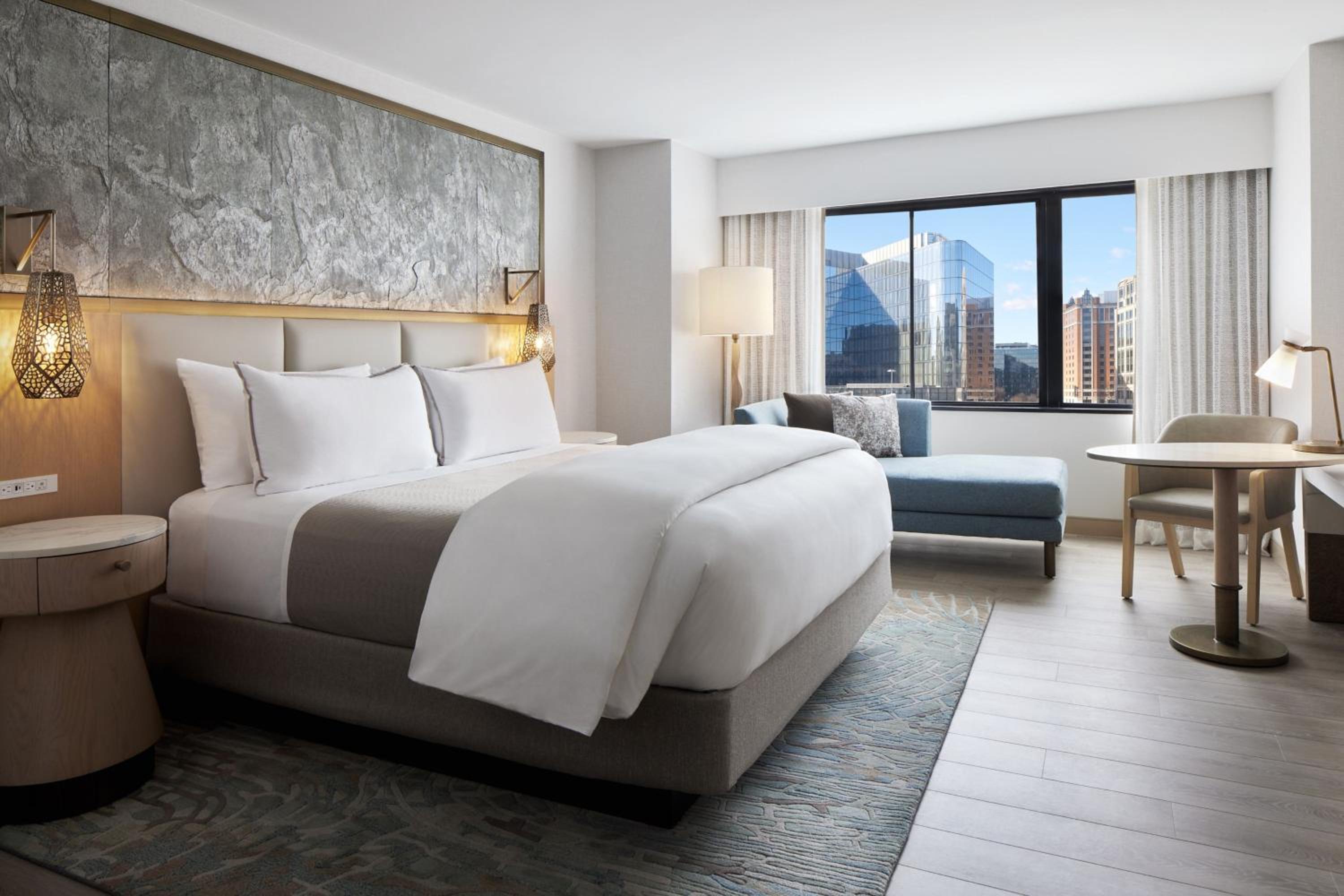 King Room with City View - Photo 4