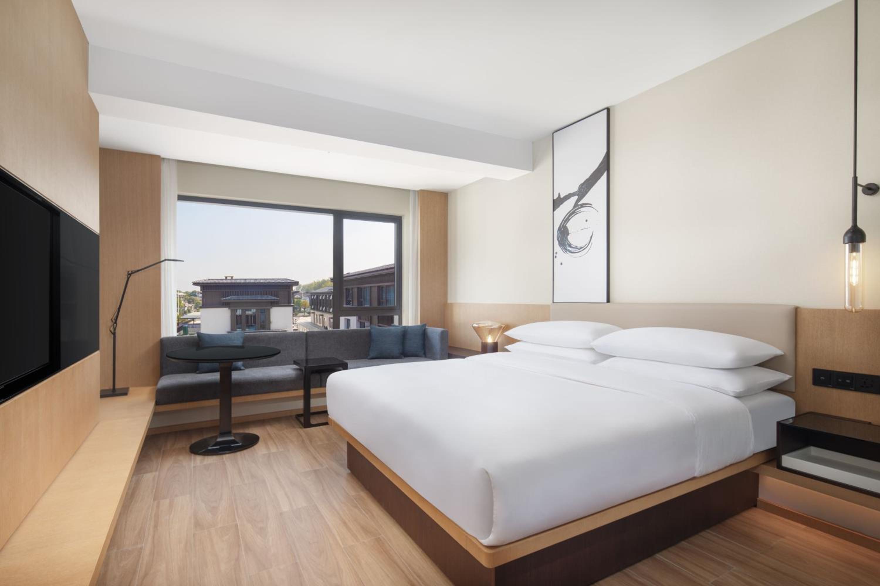 Deluxe King Room with Garden View photo 1