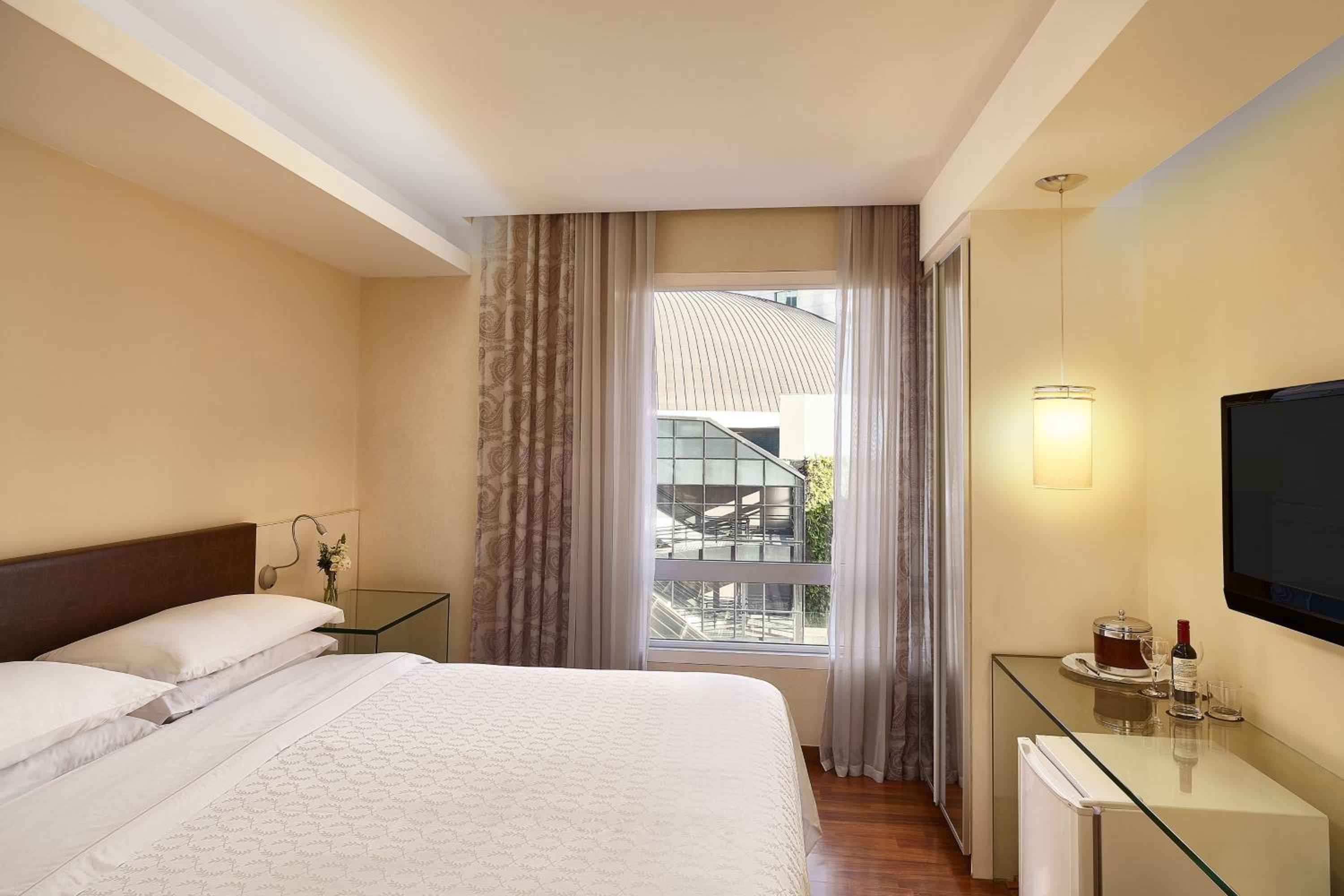 Comfort Queen Room - Photo 5