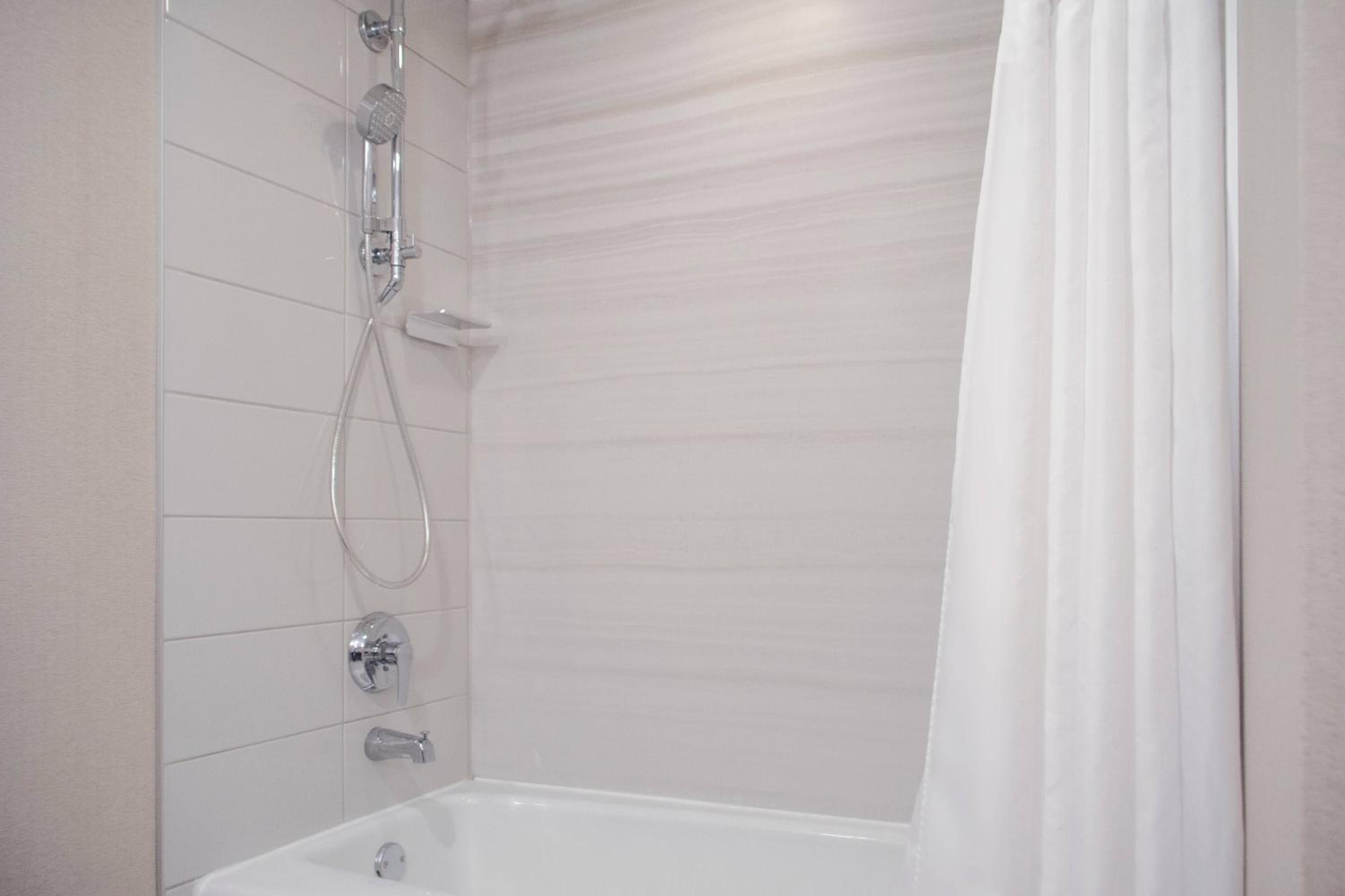Guest room, 2 Queen - Photo 7