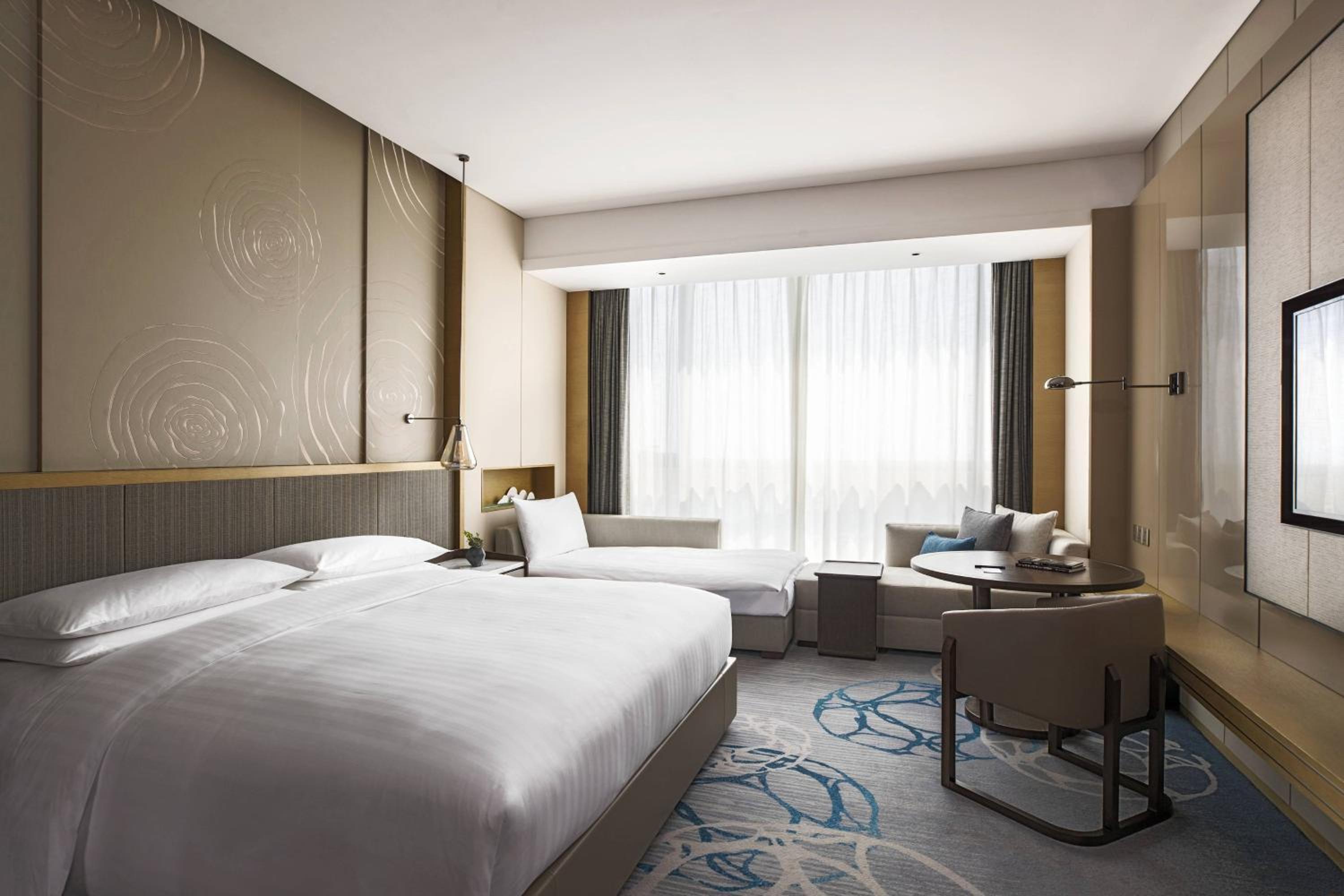 Deluxe Lake View King Room photo 2