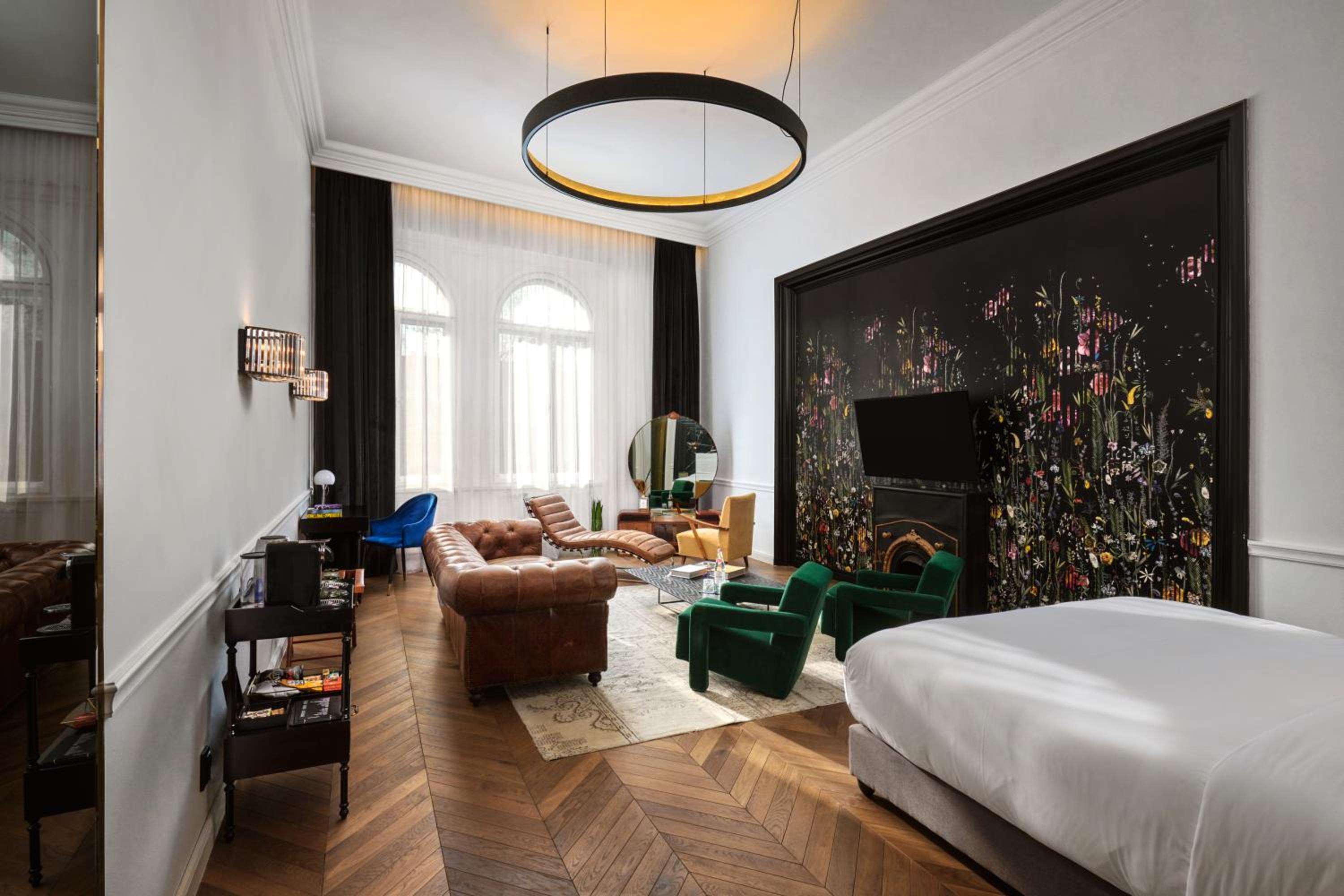 Deluxe Suite with Park View - Photo 1