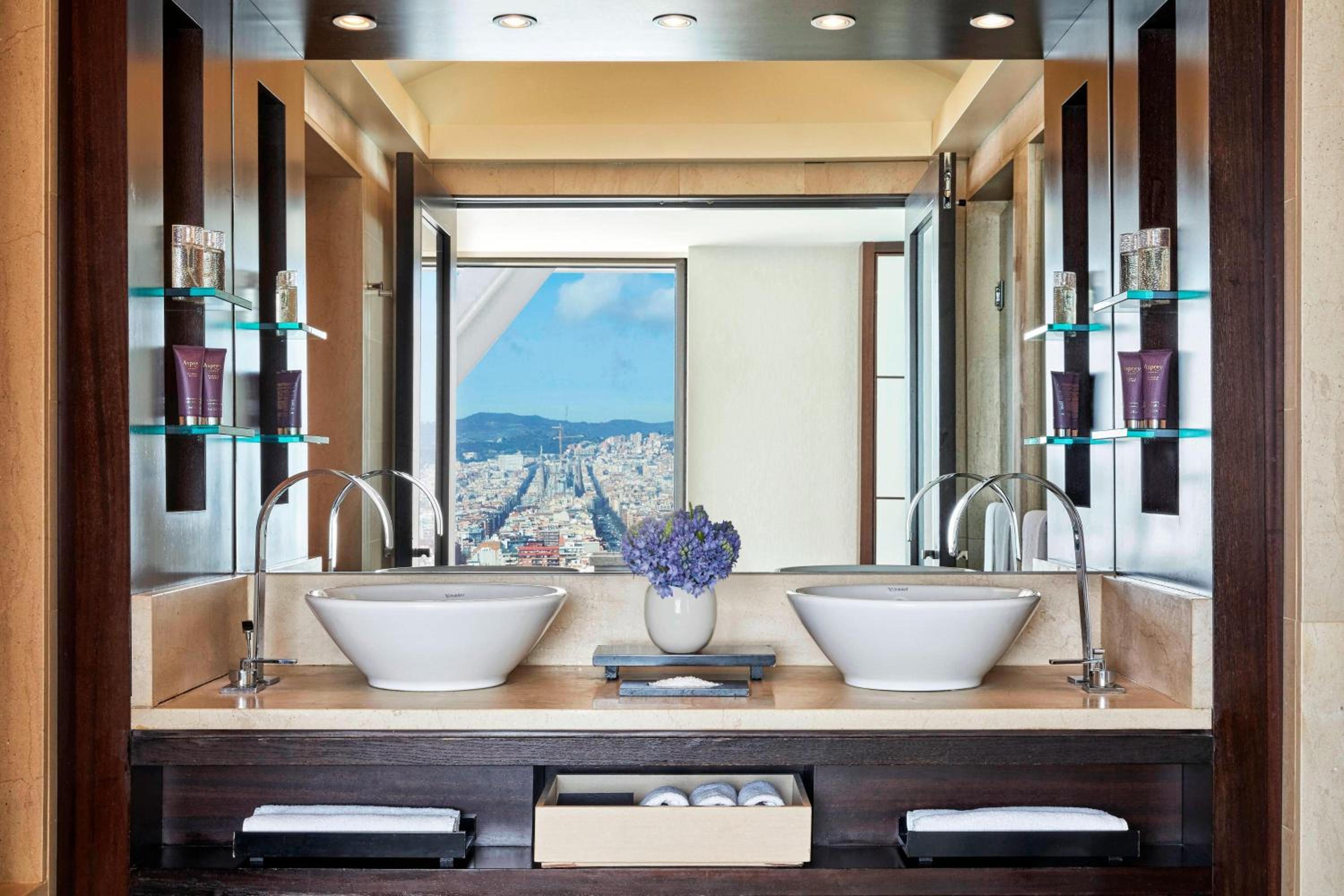 Executive Suite With Two Double Beds And City View