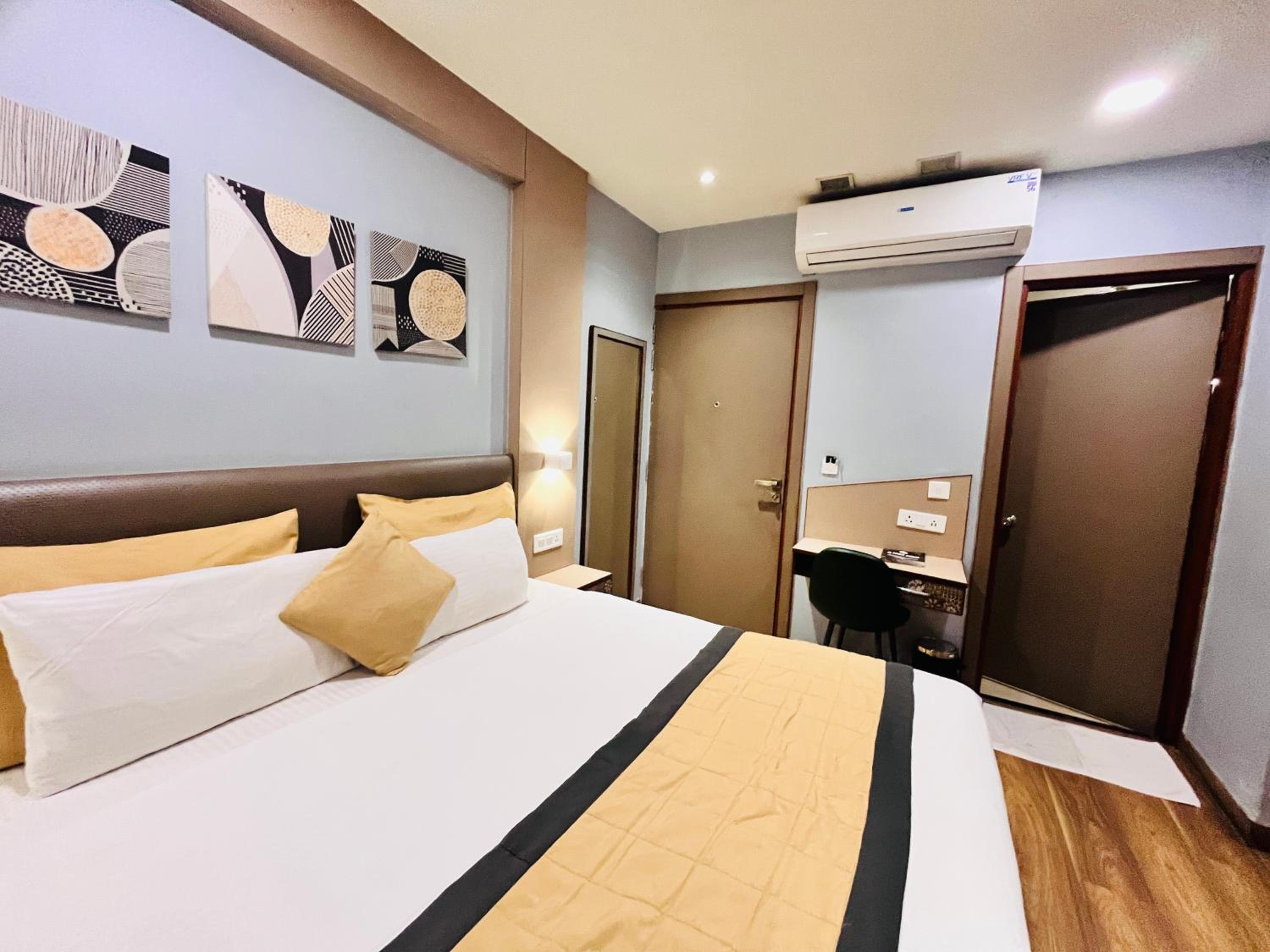 Deluxe Double Room with Balcony - Photo 3