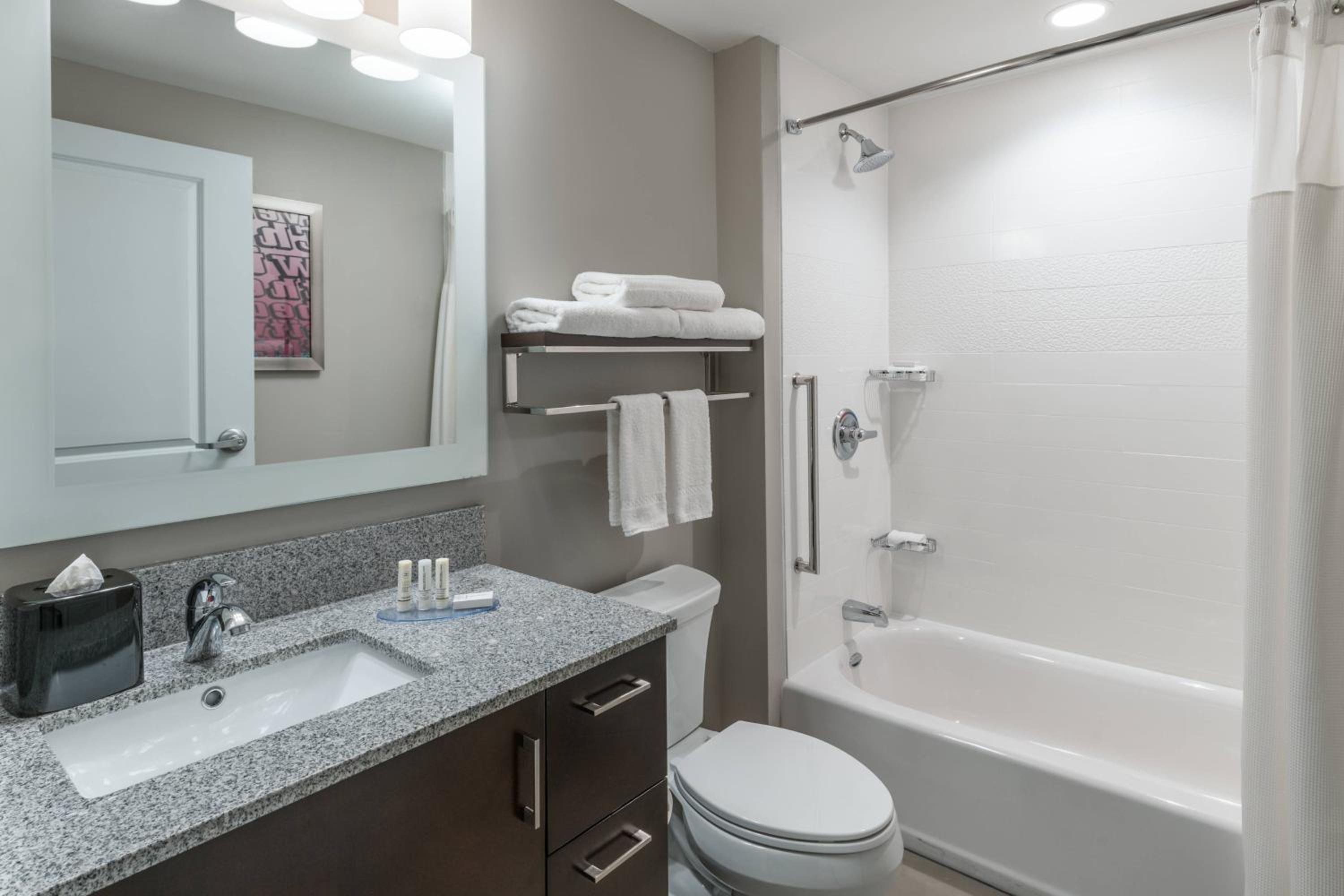 Executive King Studio with Sofa Bed and Adapted Tub - Mobility Accessible
