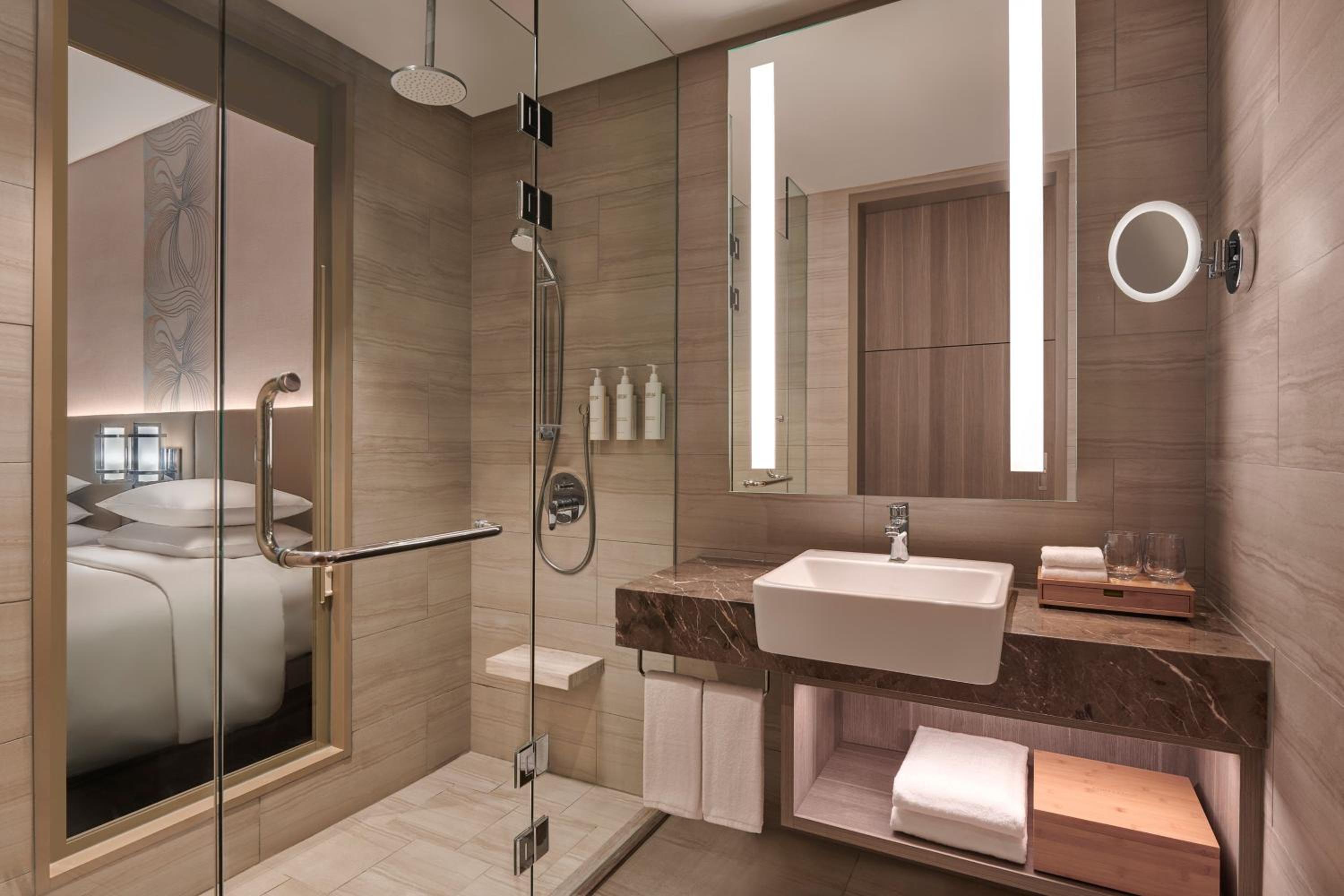 Deluxe Room King - Photo 5