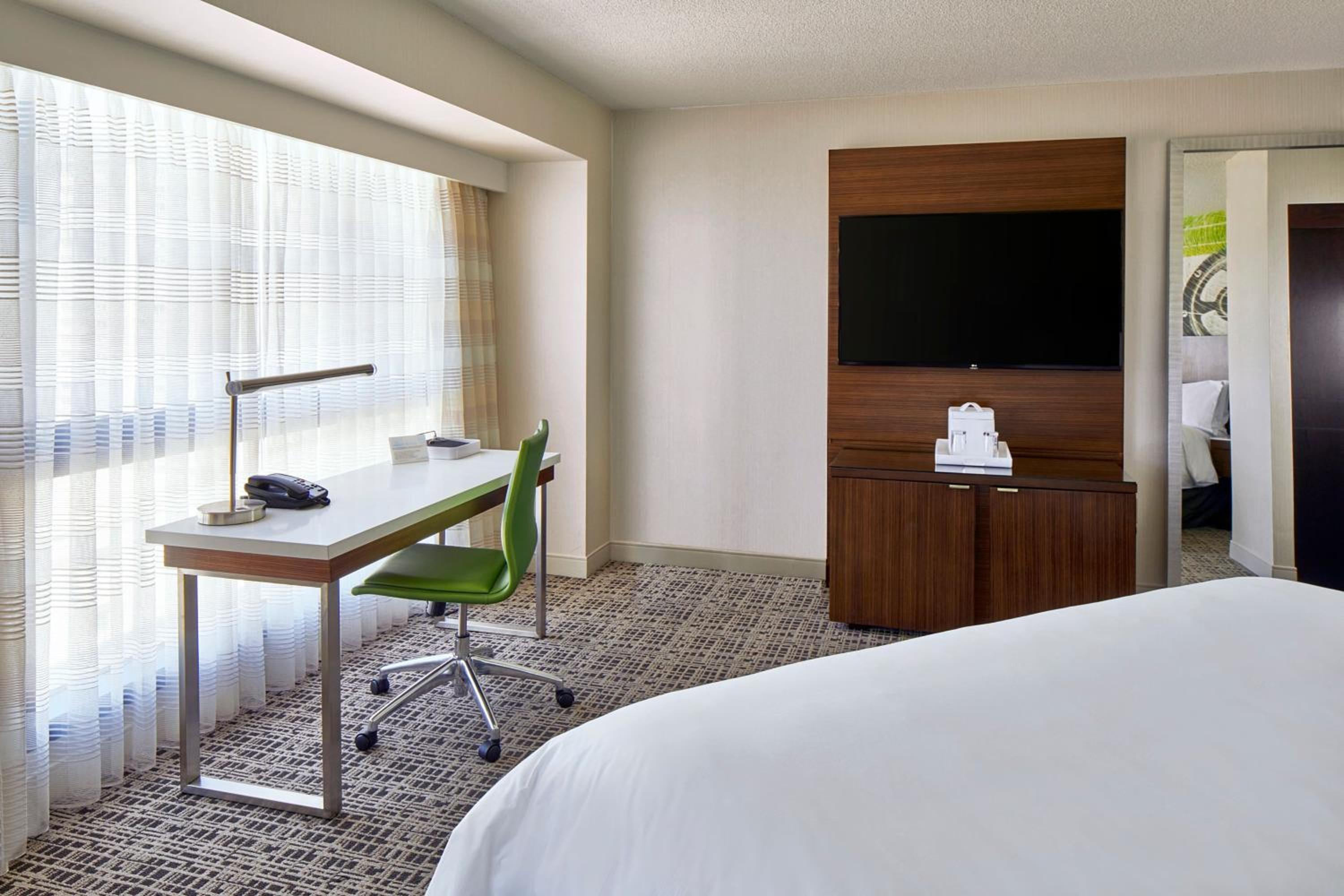 Large Corner King Room with Adapted Tub - Mobility and Hearing Accessible - Photo 3