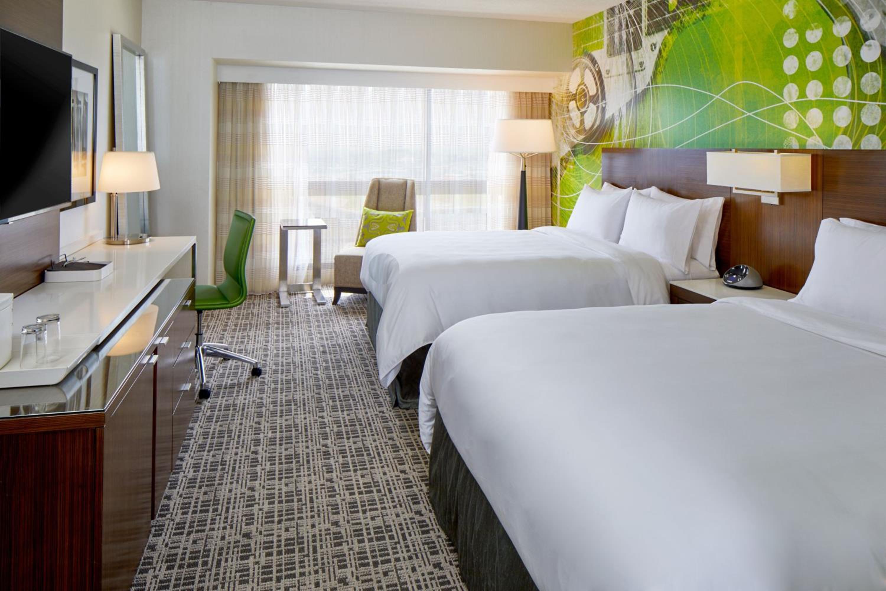 Queen Room with Two Queen Beds - Club Level - Photo 4